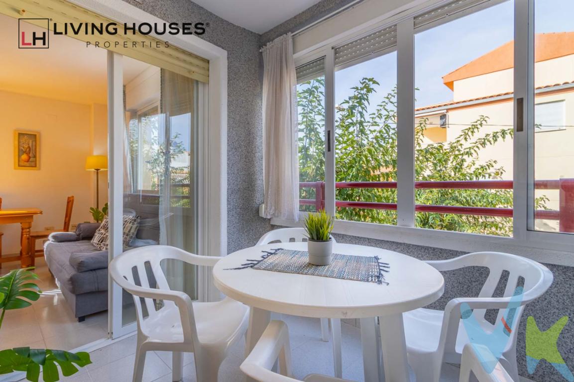  **Descubra su nuevo hogar en Oropesa del Mar - Zona Playa Morro de Gos**Le presentamos una valiosa oportunidad de adquirir un acogedor y funcional piso en la encantadora localidad de Oropesa del Mar, específicamente en la codiciada Zona Playa Morro de Gos. Este inmueble, disponible para la venta, combina confort, conveniencia y un estilo de vida relajado a pocos pasos de la playa.**Distribución y características del piso**Este encantador piso cuenta con un total de 75 metros construidos y 57 metros útiles que se distribuyen de manera optimizada. La propiedad ofrece tres cómodas habitaciones que prometen un descanso reparador y la flexibilidad para adaptar una de ellas como despacho o espacio recreativo. El diseño del mismo incluye una coqueta sala de estar, ideal para disfrutar de reuniones familiares o hacer su lugar de lectura favorito; desde aquí se accede a un balcón que permite disfrutar de la brisa marina y del agradable clima de la zona.El edificio donde se encuentra, construido en 1994, mantiene su buen estado gracias al constante cuidado de la comunidad de vecinos. Situado en la planta 01, este piso combina la seguridad de la elevación con la comodidad del acceso rápido.**Comodidades y ventajas adicionales**Una característica que otorga un valor adicional a este piso es la disponibilidad de una plaza de garaje, garantizando la seguridad de su vehículo y la conveniencia de no tener que preocuparse por el estacionamiento. Además, el trastero incluido proporcionará espacio extra para almacenaje, manteniendo su hogar siempre ordenado y libre de elementos innecesarios.**Excelente ubicación y servicios cercanos**La ubicación del inmueble es inmejorable, con acceso fácil a una variedad de servicios de transporte público. Tanto el tren como el autobús se encuentran en las inmediaciones, facilitando sus desplazamientos diarios y ofreciendo la posibilidad de explorar los alrededores sin complicaciones.**Amueblado y listo para mudanza**Otra ventaja es que este piso se vende completamente amueblado, con todos los electrodomésticos necesarios para una vida cómoda desde el primer día. Esta característica permite mudarse sin tener que preocuparse por adquirir mobiliario adicional o enfrentar gastos inesperados, transformando la experiencia en una mudanza sin esfuerzo.**Convierta esta propiedad en su nuevo hogar**Esta es una oportunidad excepcional para aquellos que valoran la proximidad del mar y la serenidad que brinda vivir en una zona costera, sin renunciar a la comodidad de tener comercio, transporte y servicios básicos al alcance de la mano.Le invitamos a visitar esta propiedad para que pueda comprobar por sí mismo todas las ventajas que ofrece. Estamos seguros de que se enamorará del estilo de vida que este piso le brinda. Contáctenos para organizar una visita y descubra el potencial de su futuro hogar en Oropesa del Mar. Su hogar junto a la playa le está esperando, no deje que esta oportunidad se escape. 