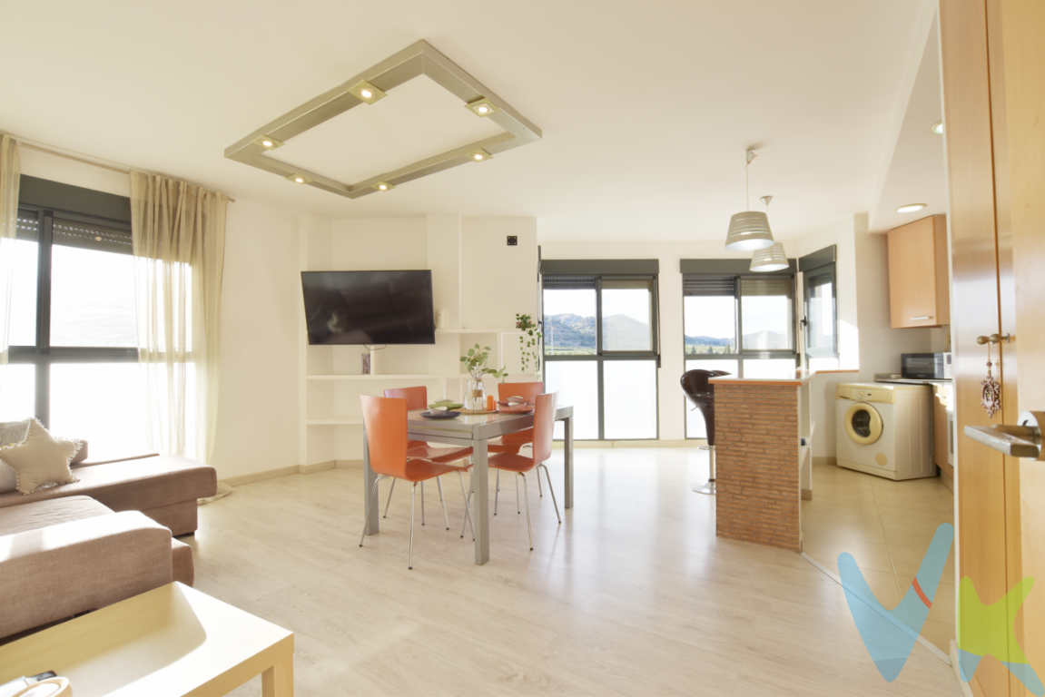 Ven a vivir a Benifairó de Les Valls, municipio de la comarca del Camp de Morvedre, a 40 minutos de la ciudad de Valencia, forma parte de la Mancomunidad de Les Valls y la vivienda te va a encantar. Dispone de 2 habitaciones, 2 baños, uno de ellos en suite y un salón comedor con cocina office, sirven de mirador a la huerta de Valenciana, delimitada por la Sierra Calderona. A la calidad de vida de vivir en un municipio de casi 2.500 vecinos, tranquilo y familiar, se une al contar con dos supermercados así como tiendas de proximidad, muy cerca del Ayuntamiento y al lado de Faura, les separa una calle y a tan sólo 5km de la playa de Canet de Berenguer y de Sagunto. Edificio esquina de tres plantas y dos vecinos por planta, cuenta con ascensor y la vivienda es exterior, recibiendo la luz y ventilación en todas las estancias al ser exterior con ventana o mirador a la calle. Ideal desde la barra, que sirve de separación entre la cocina y el salón, tomarse el primer café del día disfrutando de unas vistas que cargan de pilas a cualquiera. Además, no te preocupes por espacio para almacenar, cuenta con 4 armarios y se podrían quedar algunos muebles y electrodomésticos en el precio. ¿Hablamos?. Llámanos y encantados hacemos realidad tu proyecto de vida. Contamos con 30 años de experiencia acreditada y nuestro objetivo es garantizarle un servicio de compra humano, ético, de calidad, fácil y seguro. Nuestro equipo lo integran agentes con la titulación AIR (Agente Inmobiliario Registrado) y Agentes Certificadores de la categoría Premium en certificación de inmuebles y debidamente registrados en el Registro de Agentes de Intermediación de la CV (RAICV 0743). Consulte en nuestras reseñas de Google lo que opinan los clientes que ya han trabajado con nosotros.El precio NO incluye: Impuestos, gastos de Notaría, registro y honorarios de inmobiliaria. 