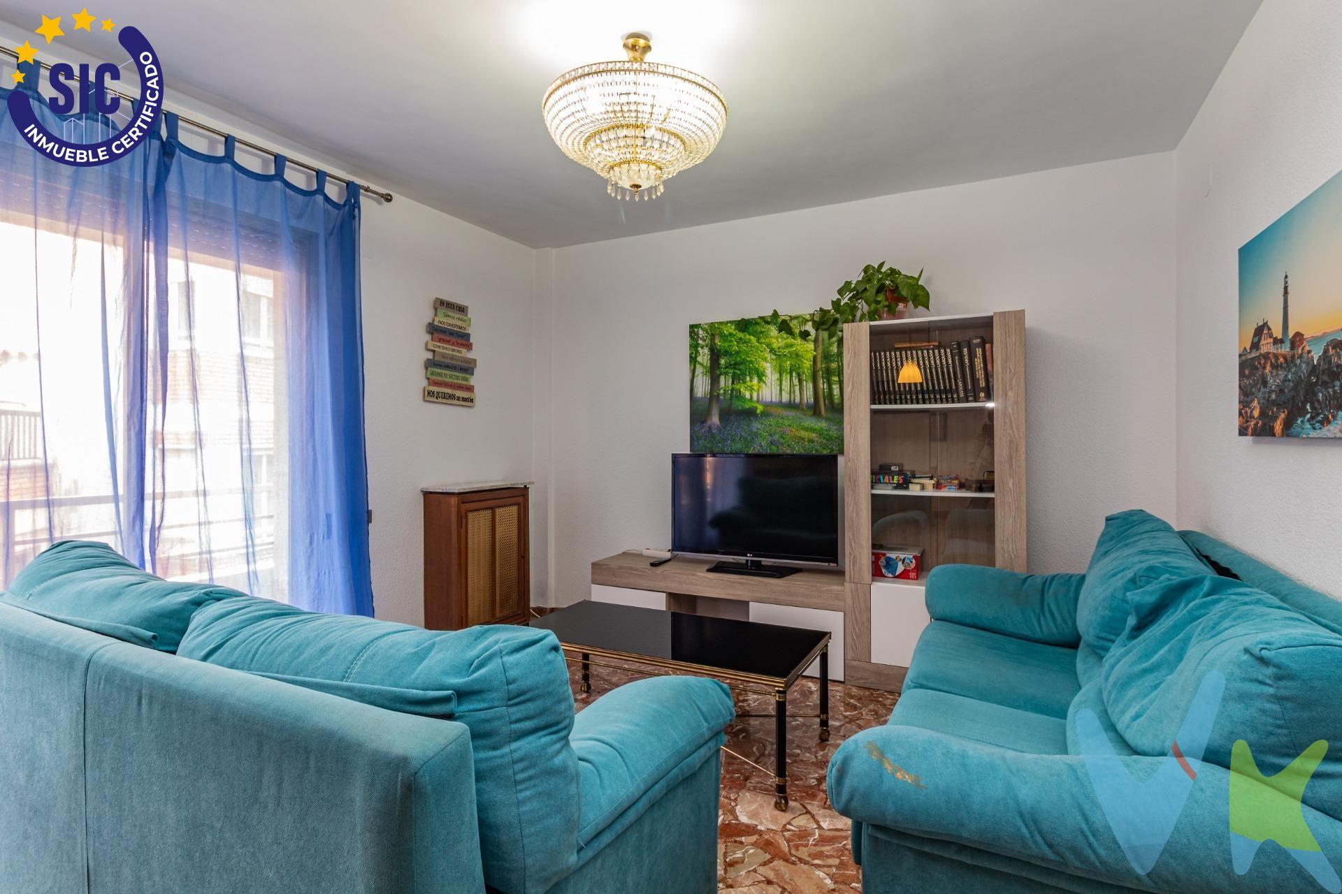 Impresionante piso en el centro de Castellón – ¡Ideal para familias o inversión!. Actualmente hay inquilinos, lo que puede ser una opción ideal para quienes busquen una inversión con rentabilidad inmediata. Espacioso y luminoso piso de 165 m² en pleno centro de Castellón, una propiedad que destaca por su amplitud y comodidad. Con cinco amplias habitaciones dobles, es perfecto tanto para familias que buscan espacio como para quienes desean una excelente oportunidad de inversión. La cocina está completamente equipada y  con despensa se conecta de manera fluida con un amplio salón de 19 m², ideal para disfrutar de momentos de calidad. La vivienda cuenta con dos baños completos y un aseo, ofreciendo la comodidad que necesitas en tu día a día. Su orientación norte-sur garantiza abundante luz natural durante gran parte del día, creando un ambiente cálido y acogedor. Además, podrás disfrutar de aire acondicionado mediante un split en el salón, perfecto para los días de calor, así como de radiadores calefactores  de gas natural para los momentos más fríos. La propiedad incluye detalles que marcan la diferencia: armarios empotrados para optimizar el espacio, un balcón perfecto para relajarte al final del día, y una galería adicional de 3,50 m² que puedes destinar a lavandería o zona extra de almacenamiento. Además, incluye plaza de parking, lo que te permitirá mayor comodidad en tu día a día. Su ubicación es inmejorable, rodeada de todos los servicios necesarios: centros médicos, colegios, supermercados etc.. No dudes en contactarnos para más información o para agendar tu visita.