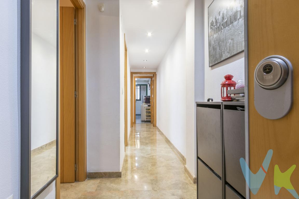 Ubicación y entorno Te presentamos esta vivienda situada en Massalfassar, una localidad tranquila y bien comunicada a pocos minutos de Valencia. Ideal para quienes buscan vivir en un entorno más relajado sin renunciar a la cercanía de la ciudad. La zona cuenta con todos los servicios necesarios como supermercados, centros educativos, zonas verdes y fácil acceso a transporte público y principales vías de comunicación.Distribución y espacios interiores La vivienda dispone de una distribución práctica y funcional, perfecta tanto para parejas como para pequeñas familias. Cuenta con dos dormitorios bien proporcionados, ambos con buena entrada de luz natural y espacio suficiente para almacenamiento. El dormitorio principal ofrece un ambiente cómodo y privado, mientras que el segundo puede adaptarse como habitación infantil, despacho o cuarto de invitados.La propiedad dispone de dos baños completos, lo que aporta un plus de comodidad en el día a día. Ambos están equipados con sanitarios en buen estado y acabados funcionales.El salón-comedor es amplio y luminoso, con espacio suficiente para diferenciar zona de descanso y comedor. Gracias a sus ventanales, se convierte en una estancia acogedora durante todo el año. La cocina es independiente y ofrece una distribución cómoda, con capacidad de almacenaje y espacio para uso diario.Extras y comodidades Uno de los puntos fuertes de esta vivienda es que incluye plaza de garaje, facilitando el aparcamiento y aportando seguridad. Además, dispone de trastero, ideal para almacenamiento adicional, algo especialmente útil para mantener la vivienda despejada y organizada.Entre otras características, la vivienda cuenta con buenas calidades, suelos resistentes, carpintería funcional y un estado de conservación adecuado para entrar a vivir o actualizar según preferencias y aire acondicionado frío-calor por conductos.Una oportunidad práctica y bien ubicada Esta propiedad representa una excelente oportunidad para quienes buscan una vivienda cómoda, con extras imprescindibles como garaje y trastero, en una zona tranquila pero bien conectada con Valencia. Contacta con nosotros para más información o para concertar una visita. Estaremos encantados de ayudarte a encontrar tu próximo hogar.Se muestra a título informativo y no contractual. El precio no incluye lo siguiente: Honorarios de la agencia inmobiliaria, impuestos (IVA, ITP) y otros gastos de la Compraventa (notaria, gestoría y registro).