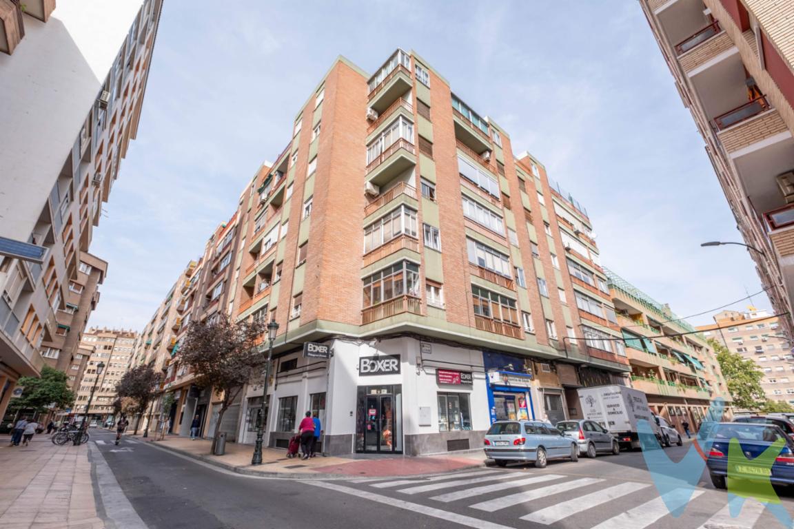 Piso en Calle La Salina, ubicado entre el Paseo Echegaray y Caballero y el Paseo María Agustín, reúne todo lo que necesitas para tu día a día o para realizar una inversión rentable en una de las zonas más dinámicas de la ciudad. ¿Por qué te enamorará este inmueble?. Luz a raudales: Al tratarse de una 4ª planta con ascensor, disfrutarás de un ambiente cálido, acogedor y lleno de claridad durante todo el día. Espacios reales y amplios: Olvídate de los dormitorios ajustados. Cuenta con 3 dormitorios grandes, ideales tanto para crear el dormitorio principal de tus sueños como para disponer de espacio para la familia, un despacho de teletrabajo o vestidor. Salón exterior con galería cerrada: Un espacio perfecto para relajarte, leer o disfrutar de un café, aprovechando al máximo la luz exterior en cualquier época del año. Cocina independiente: Espaciosa y funcional, diseñada para cocinar con total comodidad sin mezclar olores en el resto del hogar. Baño completo con ventana: Un detalle diferenciador que garantiza luz natural y la mejor ventilación cruzada. Ubicación y conexión: Todo a tu alcance. Vivir a solo 200 metros de la Plaza Europa significa tener lo mejor de Zaragoza a solo unos minutos a pie:. Conexión inmejorable: Accesos directos y red de transporte público rápida a cualquier punto de la ciudad. Calidad de vida junto al río: Disfruta de paseos por la ribera del Ebro, zonas verdes y áreas de ocio al aire libre a un paso de tu puerta. Servicios a pie de calle: Comercios locales, supermercados, colegios, centros de salud y la cercanía al centro histórico hacen que tu día a día sea cómodo y práctico. Ya sea para establecer tu nuevo hogar o como una excelente oportunidad de inversión inmobiliaria en Zaragoza, esta vivienda combina espacio, luz y una localización estratégica difíciles de encontrar. ¿Quieres comprobar su luminosidad en persona? Contáctanos hoy mismo y agenda tu visita. *** Gastos e impuestos no incluidos. A título orientativo, en segundas transmisiones, el comprador abonará: Impuesto sobre Transmisiones Patrimoniales (ITP), tipo general en Aragón al 8% (*). Base de cálculo: mayor valor entre precio de compraventa o valor de referencia catastral. Gastos de Notaría y Registro: Aranceles variables según precio, número de copias y complejidad; cálculo según tarifas normativas. Si se precisa hipoteca: Tasación, condiciones y costes bancarios según entidad elegida por el comprador; así como gastos de gestoría y cualesquiera otros inherentes a la compraventa. No se incluyen otros gastos o tributos que puedan por Ley corresponder al comprador. Operación sujeta a doble mediación. Existen honorarios a cargo del comprador, salvo pacto en contrario, no incluidos en PVP. El consumidor conforme a la normativa vigente podrá solicitar información y documentación adicional relativa al inmueble, sus características, condiciones de la operación y del servicio de mediación en la oficina y/o a través de nuestro teléfono de contacto o mail. La agencia actúa exclusivamente como intermediaria en la compraventa, cuyas condiciones, en todo caso, estarán sujetas a la aceptación expresa del vendedor del inmueble y posterior formalización del contrato. La información suministrada se corresponde con la disponible a la fecha de publicación, pudiendo variar en función de las circunstancias o actualizaciones legales, contractuales y fiscales. Anuncio de carácter meramente informativo. Para una información exhaustiva sobre el funcionamiento, tipos impositivos y bonificaciones del ITP en Aragón, puede consultar el portal oficial de la Agencia Tributaria Autonómica. Tarifas notariales y registrales reguladas en el Anexo I del Real Decreto 1426/1989 y Anexo I del Real Decre