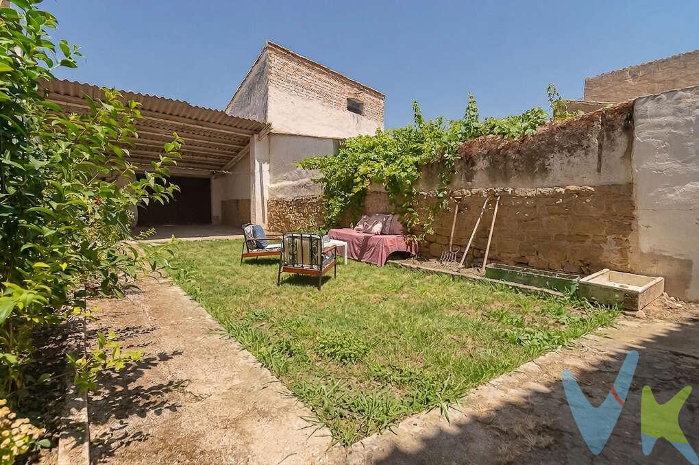 Un bonito pueblo y entorno natural a orillas del Rio Arga. El equilibrio perfecto entre tranquilidad y comodidad, a 7 minutos de Tafalla y a media hora de Pamplona.
Una casa unifamiliar adosada de tres plantas con un estupendo espacio exterior, de más de 100 metros, acceso a dos calles. Ideal para  relajarte, disfrutar del sol o la sombra, con toda la familia y amigos. porche, bonito jardín, zona de barbacoa, un espacio para el  descanso.
Además cuenta con trasero y sitio para varios vehículos.
Interior sencillo y agradable, con sabor a casa de pueblo. En la actualidad cuenta con 6 dormitorios, sala, cocina comedor con despensa y amplio desván. Una vivienda con muchas posibilidades. si buscas un estilo de vida relajado lejos de la ciudad, si teletrabajas o te dedicas a una actividad profesional o creativa, esta es tu oportunidad.
Distribución: Accedemos a planta baja por un hall de acceso, cocina-comedor desde la que accedes al jardín,  un dormitorio en planta baja, baño y despensa. En la primera planta, cuatro estancias: una sala y tres dormitorios. En la segunday otros dos dormitorios y desván. 
Pueblo con una animada vida social, con numerosas fiestas. Bares, piscinas municipales, frontón, parques infantiles y zonas recreativas y servicios:  centro de salud, farmacia, colegio, tiendas, oficinas bancarias.
Desconectar paseando por la orilla del río, por viñas y frutales, por sus montes y campos,  y conocer el  Yacimiento-Museo de Las Eretas, una joya de la Edad del Hierro.
Ya sea como vivienda permanente o como segunda residencia, Berbinzana es el rincón perfecto para disfrutar de tu tiempo libre, en esta casa con jardín.
LLÁMANOS VEN A VERLA !
Datos meramente informativos, las superficies expresadas son apróximadas, sin valor contractual. Gastos e impuestos no incluidos. A título orientativo, en segundas transmisiones, el comprador abonará:  Impuesto sobre Transmisiones Patrimoniales (ITP) - tipo general:   6 % (Navarra).  Base imponible: el mayor valor entre el precio declarado y el valor de referencia catastral vigente a fecha de devengo. Gastos de notaría y registro aproximadamente 2 %. Si se necesita hipoteca: Tasación, condiciones y costes bancarios según entidad elegida por el comprador; así como gastos de gestoría y cualesquiera otros inherentes a la compraventa. No se cobran honorarios al comprador. 
No dispone de Cédula de Habitabilidad.
