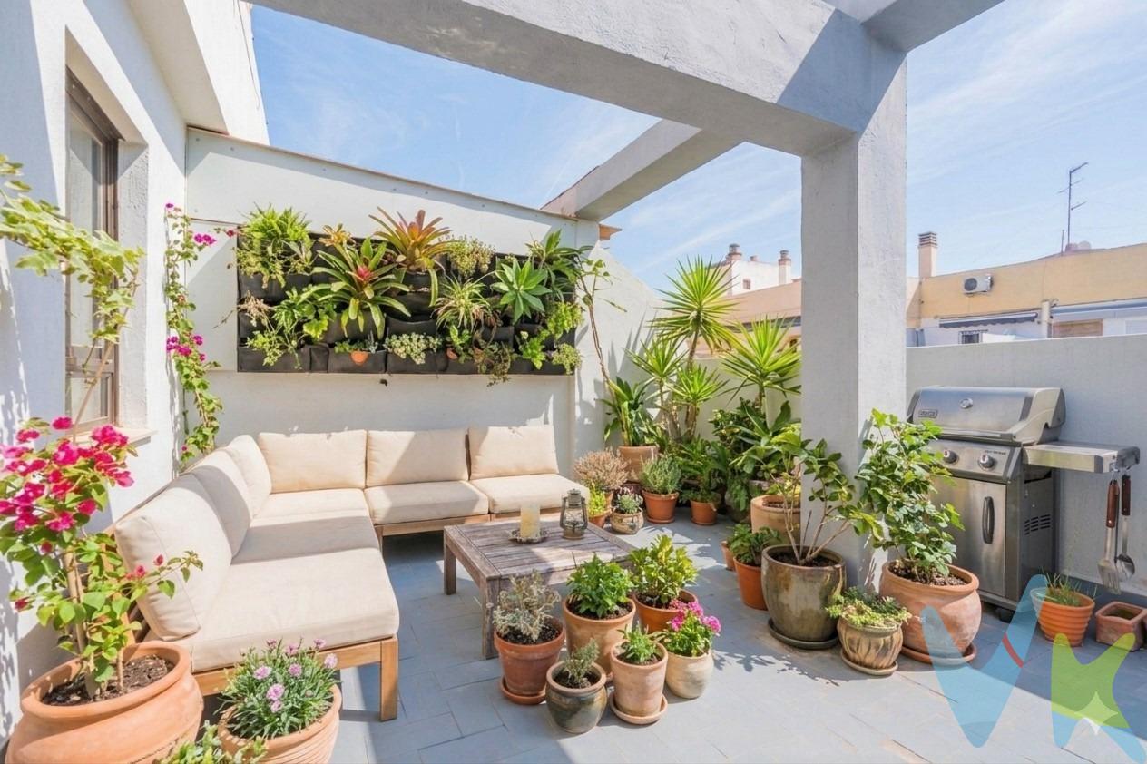 Ático con Alma: Tu Lienzo en Blanco junto a la Ciudad de las Ciencias. ​¿Buscas luz, terraza y la mejor ubicación de Valencia? Este ático en el emblemático barrio de Monteolivete es la oportunidad que estabas esperando para diseñar el hogar de tus sueños desde cero. ​📍 Ubicación Imbatible. ​Situado en una de las zonas más demandadas de la ciudad, estarás a un paso de:. ​Pulmón Verde: A escasos metros del antiguo cauce del Río Turia. ​Iconos Urbanos: La Ciudad de las Artes y las Ciencias como vecina. ​Conexión Total: Excelentes comunicaciones en transporte público (bus y metro-tranvía) que te conectan con el centro y la playa en minutos. ​Vida de Barrio: Rodeado de supermercados, mercados tradicionales, cafeterías de moda y todos los servicios que necesitas para el día a día. ​🏠 El Potencial de la Vivienda. ​Este ático no es solo una propiedad, es un proyecto de vida. Actualmente cuenta con 2 dormitorios ( uno de ellos abierto al salón), pero su distribución ofrece infinitas posibilidades de reforma para maximizar cada metro cuadrado. ​Luz a Raudales: Al ser la última planta, la vivienda disfruta de una claridad excepcional durante todo el día. ​La Joya de la Corona: Su terraza privada. El espacio perfecto para diseñar un oasis urbano donde disfrutar de cenas al aire libre, amaneceres inolvidables y veladas infinitas con amigos bajo el cielo valenciano. ​"No compres la casa de otro, construye la tuya. Una reforma a tu gusto en una ubicación privilegiada es la mejor inversión de futuro...............Ven a verla, no lo dudes!!!!. *Existen fotos en el reportaje generadas por IA, para una mejor visualización de posibilidades de reforma* . -----------------------------------------------------------------------------------------------------------------------------. Por mandato expreso del propietario, comercializamos este inmueble en exclusiva, lo que le garantiza el acceso a toda la información. Por este motivo, se ruega no molestar al propietario, a los ocupantes de la propiedad o a los vecinos. Muchas gracias por su comprensión. Si usted es agente inmobiliario y tiene un cliente para este inmueble, llámenos: estaremos encantados de colaborar. 