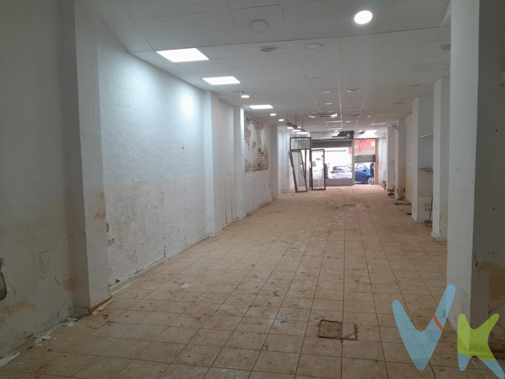 Local comercial AMPLIO, en zona de mucho paso de gente entre el ambulatorio y el Mercado de Av de la Concordia, rodeado de todos los servicios necesarios: transporte público, supermercado, colegio, parques infantiles, comercios de barrio, etc.... DISTRIBUCIÓN: 318,82mts² construidos zonas amplias destinadas a comerciozonas para almacenes (actualmente 4 almacenes)3 aseostechos desmontablesaltillo POSIBILIDAD DE SEGREGAR:local IZQUIERDO: 125,30mts²local DERECHO:193,52mts² LLÁMANOS PARA MÁS INFORMACIÓN SOBRE EL LOCAL ENTERO O POR SEGREGADOS. LOS IMPUESTOS, GASTOS DE NOTARÍA, REGISTRO Y GASTOS DE AGENCIA NO ESTÁN INCLUIDOS EN EL PRECIO DE VENTA.          