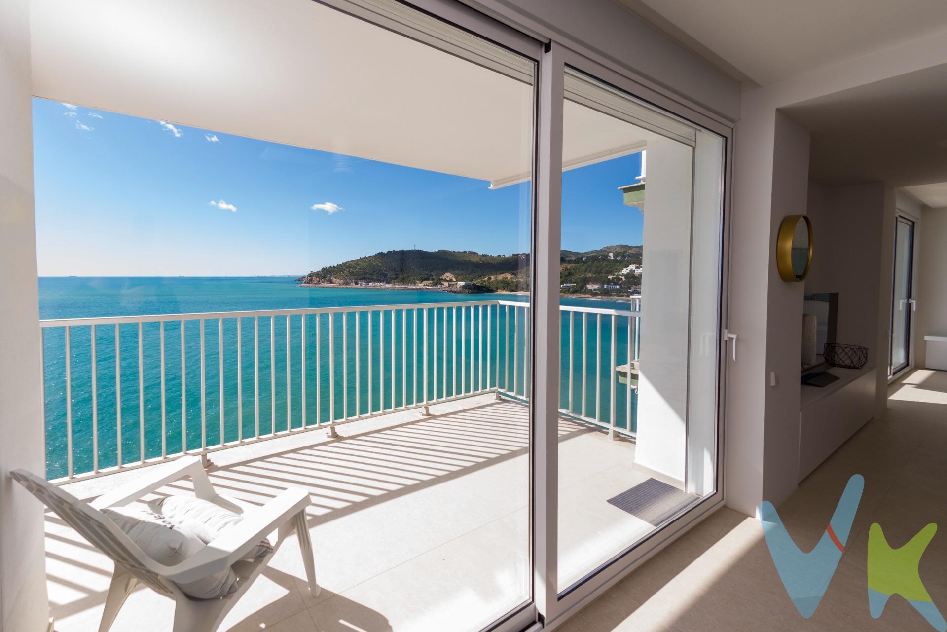 🌊✨ Vivir frente al mar, con vistas infinitas y un estilo que enamora:. Te presentamos este impresionante apartamento situado en primera línea en la subida una vez pasas el Paseo Marítimo de La Concha, en Oropesa del Mar, frente a la emblemática Playa de La Concha. Un enclave privilegiado donde el Mediterráneo se convierte en el auténtico protagonista 🏖️💙. 🌅 Sexta planta con vistas panorámicas al mar. Ubicado en un sexto piso, originariamente eran dos apartamentos y mediante una reforma integral se ha conseguido este singular apartamento amplio ya que ocupa toda la planta y  que, además, ofrece vistas infinitas al Mediterráneo desde todas las estancias. Cada rincón del hogar —desde los dormitorios hasta las terrazas— se abre al azul del mar, regalando luz natural constante y una sensación de calma incomparable ✨. Con 154 m² de elegancia y confort, la vivienda ha sido recientemente reformada con un estilo moderno y actual, y se entrega amueblada con un gusto exquisito. Lista para entrar a vivir desde el primer día 🗝️. 🏡 Distribución pensada para disfrutar. 🌊 Amplio salón-comedor con grandes ventanales y dos terrazas privadas frente al mar, perfectas para desayunos con brisa marina o atardeceres inolvidables. 🍽️ Cocina moderna y totalmente equipada, funcional y sofisticada, ideal para quienes valoran diseño y practicidad. 🛏️ Cuatro dormitorios dobles, todos con armarios empotrados y ventanas con vistas directas al mar. Un auténtico privilegio diario. 🚿 Dos baños completos, de líneas actuales y materiales de alta calidad. 🚗 Plaza de garaje y trastero incluidos en el precio. 🌴 Residencial Las Vegas. La propiedad forma parte de una urbanización con piscina comunitaria, espacio ideal para relajarse, disfrutar del sol o compartir momentos en familia ☀️🌿. 💎 Una joya única frente al mar, perfecta tanto como residencia habitual de alto nivel como segunda vivienda exclusiva en la costa. Si buscas espacio, luz, privacidad y vistas que no se agotan nunca, este es tu hogar ideal. 📍 Ubicación estratégica en la Costa Mediterránea – Oropesa del Mar. Esta vivienda se encuentra en Oropesa del Mar, una de las localidades costeras más conocidas de la provincia de Castellón, situada en plena Costa Mediterránea y reconocida por sus amplias playas, calas naturales y excelente calidad de vida. Oropesa del Mar está a tan solo 20 minutos de Castellón de la Plana, capital de la provincia, donde encontrarás todos los servicios esenciales: hospitales, centros comerciales, universidades y estación principal de tren. ✈️ Excelentes conexiones nacionales e internacionales. Su ubicación permite un acceso cómodo tanto para residentes habituales como para compradores internacionales:. •	A aproximadamente 25 minutos del Aeropuerto de Castellón, con conexiones internacionales en crecimiento. •	A 1 hora del Aeropuerto de Valencia, con vuelos diarios a las principales ciudades europeas. 🚄 Oropesa del Mar dispone de estación de tren con conexiones hacia Valencia, Barcelona y otras ciudades españolas. 🌊 Entorno y estilo de vida. Oropesa combina playas de arena fina como La Concha . Por mandato expreso del propietario comercializamos este inmueble mediante contrato de multi-exclusiva, por el cual numerosas agencias colaboradoras, nacionales e internacionales, ofrecen esta vivienda a sus potenciales compradores, todo ello garantizando un servicio de calidad, un trato fácil, sencillo y sin interferencias de terceros, ya que la gestión es a través de nuestra agencia. *Impuestos, gastos de compraventa tales como honorarios agencia y financiación no incluidos. . . . 