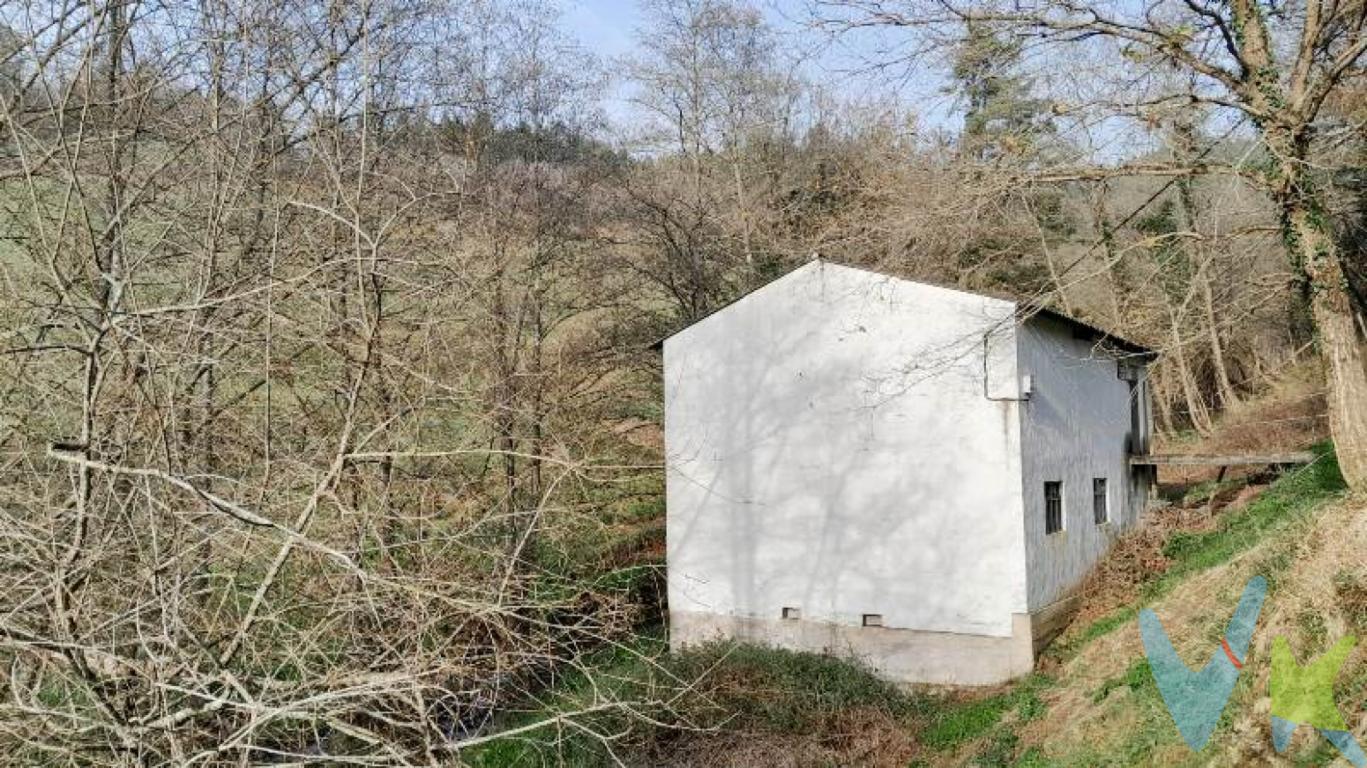 ¡Bienvenido al paraíso rural en Molledo, Cantabria! Esta encantadora finca rústica, con una extensión de más de 30.000m2, ofrece una oportunidad única para aquellos que buscan un refugio en la naturaleza o quieren emprender proyectos agrícolas o ganaderos.Ubicada en un entorno tranquilo y pintoresco, esta propiedad cuenta con un almacén espacioso de aproximadamente 128m2 distribuidos en dos alturas, perfecto para almacenar herramientas agrícolas o proporcionar cobijo al ganado durante los meses de invierno. Buen acceso hasta la parcela.Lo más destacado de esta finca es su hermoso riachuelo, que serpentea a lo largo del terreno, proporcionando una fuente de agua natural para la explotación agrícola o ganadera. Además, este idílico arroyo ofrece un espacio sereno y relajante donde los propietarios pueden disfrutar de momentos de tranquilidad junto al murmullo reconfortante del agua.El edificio cuenta con suministro de agua y la instalación eléctrica ya está realizada, aunque el suministro actualmente se encuentra dado de baja. Sin embargo, con las infraestructuras básicas en su lugar, esta propiedad ofrece un lienzo en blanco para convertir tus sueños rurales en realidad.No pierdas la oportunidad de adquirir esta finca rústica única en una ubicación privilegiada. ¡Contáctanos hoy mismo para programar una visita y descubrir todas las posibilidades que esta propiedad tiene para ofrecer!Gastos e Impuestos no incluidos en el precio. Compra sujeta a ITP. El comprador se hará cargo de los costes de la escritura e inscripción en el Registro de la Propiedad.Más información sobre transparencia, impuestos, gastos y condiciones de compraventa en nuestra web www.activanorte.com
