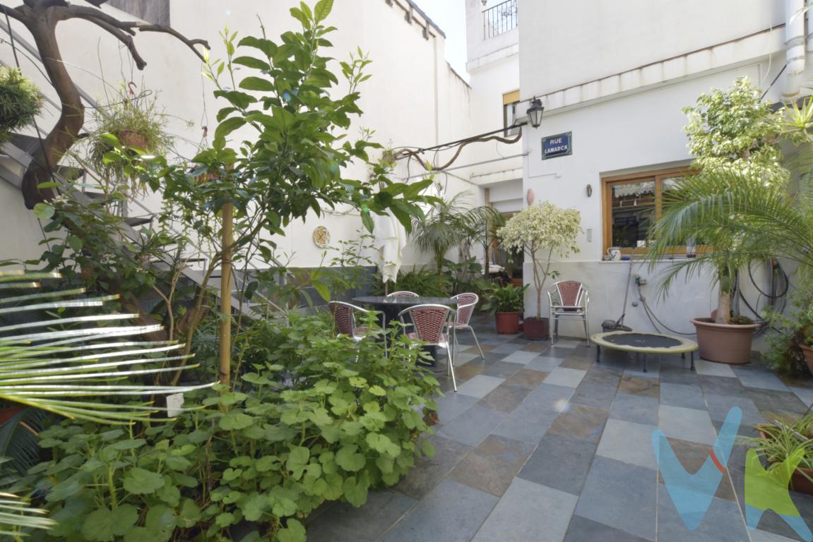 ¿Te gustaría vivir en una casa tradicional de pueblo? Tenemos la casa ideal por tamaño, orientación y distribución con una superficie de más de 200m2 distribuida en 3 plantas. En planta baja de unos 100m2, se distribuye en cocina, salón comedor, lavadero y baño con plato de ducha, además de una pequeña habitación exterior, perfecta para verano por su ventilación asegurada y exentas de ruidos. Lo mejor el patio central o corral, de unos 49m2, para disfrutar de los atardeceres o a la luna de Valencia, tener una mascota o espacio para desarrollar la jardinería, este es el caso, aportando verde, frescor y natural a la estancia por sus buganvillas, olocasias, helechos o palmeras, entre otras. La casa dispone de tres terrazas, una de ellas con salida desde la planta de las habitaciones, además de 2 balcones a la calle. En piso primero tres habitaciones dobles y un baño sumando algo más de 80m2, además de una terraza con vistas al patio propio y un balcón a la calle, zona muy tranquila a la vez de cerca del centro de Rafelbunyol con todos los servicios andando y a cinco minutos de la parada del metro L3, dirección Valencia. La vivienda cuenta con otra planta, abuhardillada, multiusos y destinada a estudio, para teletrabajar o a zona de música con salida a la tercera terraza con zona de lavadero (tendedero de la casa) y a un segundo balcón para desconectar con orientación sur-este. La casa cuenta con 6 splits, distribuidos en todas las plantas, chimenea de pellets, 9 placas solares con una potencia 4kwh (15EUR luz aprox), y descalcificador. ¿Quieres más información? Llámanos y estaremos encantados en hacer realidad tus sueños. Disponemos de departamento de financiación y técnico API.¿Te gustaría enterarte en primicia de nuestros inmuebles en alquiler y venta? En VIVEKU.ES los publicamos con unos días de antelación.Contamos con 30 años de experiencia acreditada y nuestro objetivo es garantizarle un servicio de compra humano, ético, de calidad, fácil y seguro. Nuestro equipo lo integran agentes con la titulación AIR (Agente Inmobiliario Registrado) y Agentes Certificadores de la categoría Premium en certificación de inmuebles y debidamente registrados en el Registro de Agentes de Intermediación de la CV (RAICV 0743). Consulte en nuestras reseñas de Google lo que opinan los clientes que ya han trabajado con nosotros.El precio del inmueble no incluye los honorarios de la agencia que ascienden al 3% del precio final del inmueble más el 21% de IVA, ni los gastos de notaría y registro de la propiedad (que están sujetos a aranceles y varían dependiendo del precio de escrituración), ni los impuestos (que en la Comunidad Valenciana varían dependiendo del precio del inmueble y de las características personales del comprador).