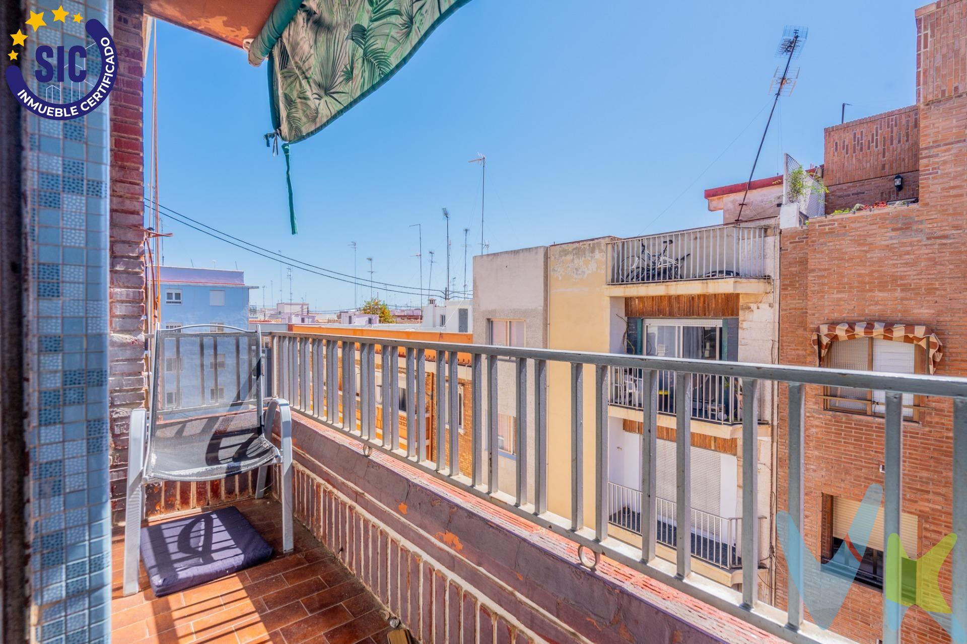 . ¡Oportunidad de inversión en pleno corazón de Benimaclet!. Se vende piso totalmente exterior de 4 habitaciones, 2 baños y galería, ubicado en uno de los barrios más demandados de Valencia: Benimaclet. Se trata de una quinta planta sin ascensor en la calle Juan Giner. . Personaliza esta vivienda de  acuerdo a tus necesidades ya que es perfecta por su ubicación tanto  para crear tu nuevo hogar como para  alquilar por habitaciones  gracias a su cercanía a las universidades, al tranvía y a todos los servicios que ofrece la zona: supermercados, centros médicos, zonas verdes, bares, comercios y mucho más. Benimaclet es un barrio con alma, muy bien comunicado y lleno de vida, a un paso del centro de Valencia. Su ambiente joven y multicultural lo convierte en el lugar favorito de estudiantes y profesionales. Una inversión con gran proyección y rentabilidad asegurada. **. Vivienda procedente de colaboración inmobiliaria. Agencia Registrada con el Nº 112 en el Registro Obligatorio de Agentes Inmobiliarios de la Comunitat Valenciana, según el DECRETO 98/2022, de 29 de julio, del Consell, por el que se regula el Registro de Agentes de Intermediación Inmobiliaria de la Comunitat Valenciana. El precio ofertado no incluye impuestos, gastos de compraventa ni honorarios de la agencia inmobiliaria. El anuncio no es vinculante, puede contener errores. ¿Tienes alguna duda? Consúltanos. 