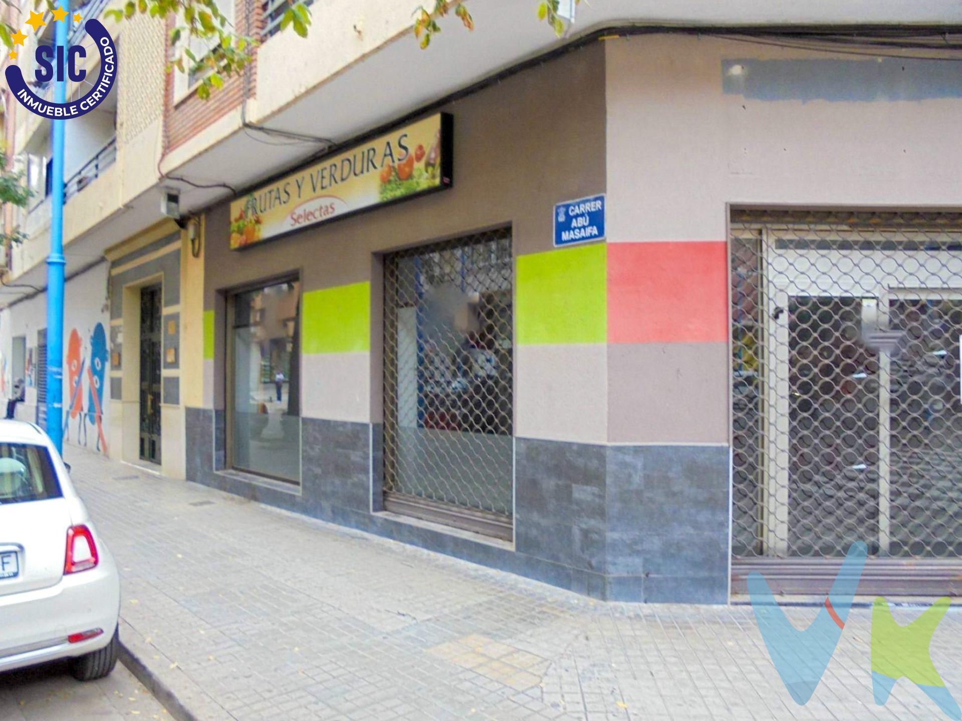 🏢 Local esquinero en la mejor zona de Xàtiva – Amplio, versátil y con gran visibilidad. Se ofrece en venta un espectacular local esquinero de casi 300 m², totalmente exterior y situado en una de las zonas más demandadas de Xàtiva. 🔹 Características principales:. - Superficie amplia: casi 300 m² útiles. - Esquinero y muy luminoso, con más de 5 grandes escaparates acristalados que garantizan máxima visibilidad. - Acceso directo al almacén, con posibilidad de solicitar vado. - Techos altos, que aportan amplitud y versatilidad en la distribución. 🔹 Usos posibles:. Ideal para proyectos de:. - Restauración. - Comercio o supermercado. - Clínica o centro sanitario. - O bien para cambio de uso a viviendas, aumentando su valor como inversión. 📍 Una oportunidad única de inversión en Xàtiva, con una ubicación estratégica y un local con múltiples posibilidades de explotación. 📞 Contacta para más información o concertar una visita. ----. La descripción del presente inmueble e imágenes tienen mero carácter informativo y en ningún caso carácter contractual, pudiendo ser modificados por la inmobiliaria comercializadora sin que ello implique responsabilidad alguna frente a terceros. En el precio de venta a público, esta propiedad NO incluye los gastos de adquisición (Notario, registro, gestión, honorarios, etc…).