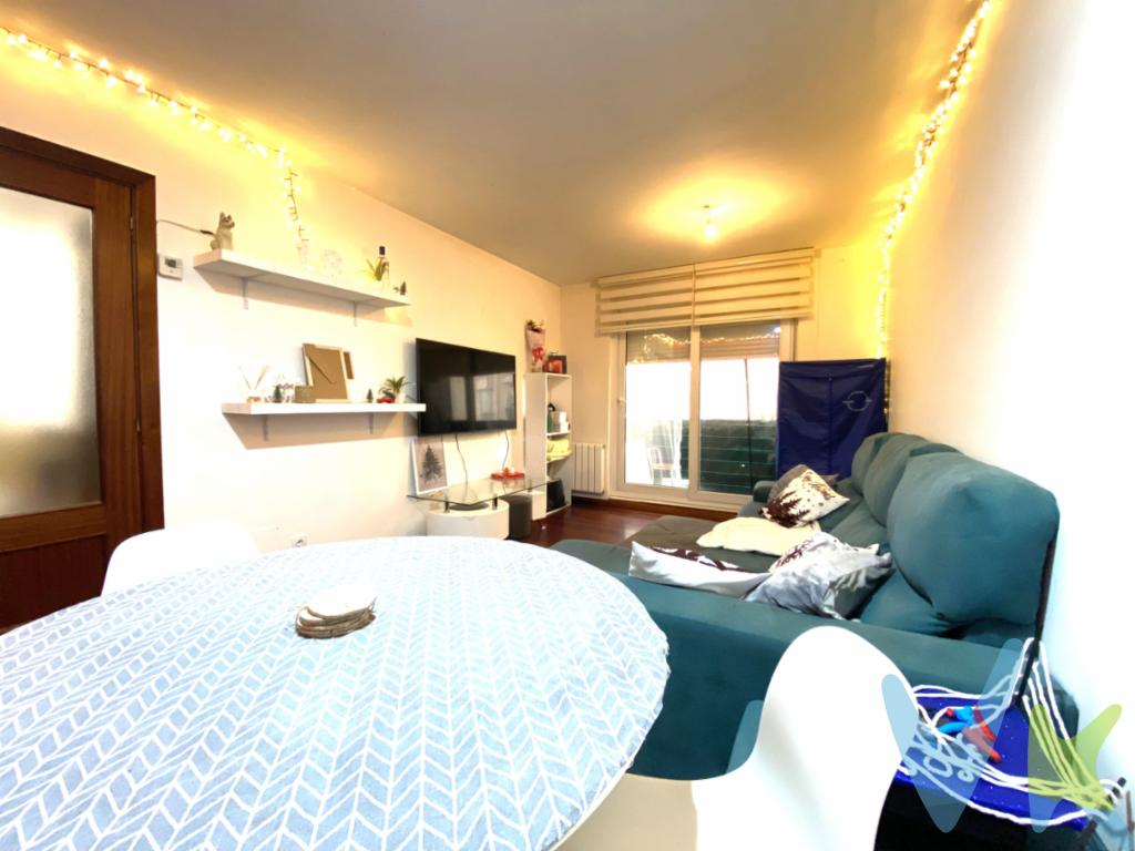 En el bonito municipio de Cartes, lugar con gran demanda de vivienda, entre otros motivos por su cercanía a Torrelavega, se ofrece este acogedor piso bien comunicado y con todos los servicios a un paso: supermercados, transporte público, centros educativos y zonas verdes, lo que garantiza una vida cómoda y práctica.La vivienda se encuentra en la localidad de Santiago de Cartes, y goza de una excelente orientación sur, aportando abundante luz natural durante todo el día. Se distribuye en dos amplias habitaciones, destacando la principal con baño en suite que cuenta con bañera, además de un segundo baño completo con plato de ducha,que da servicio al resto de la vivienda.Tiene una cocina funcional y un salón luminoso, ambos con acceso directo a un agradable balcón, ideal para disfrutar del aire libre y la luz natural.El edificio dispone de ascensor y la vivienda incluye plaza de garaje, un valor añadido imprescindible para el día a día.Una opción ideal tanto como vivienda habitual como para inversión, combinando comodidad, luminosidad y una ubicación privilegiada.