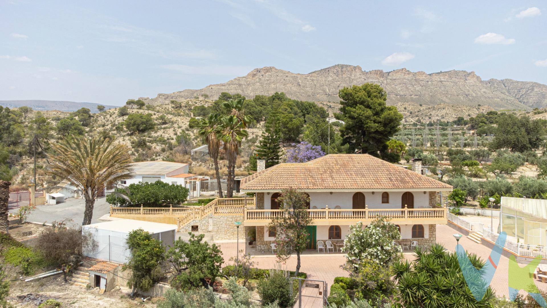 Chalet independiente con parcela y piscina climatizada en venta en Jijona (Alicante) – Zona Arrabal S.U. Ind S-IXA y Espart. Se vende espectacular chalet independiente de dos plantas en una amplia parcela rústica, ideal para quienes buscan privacidad, comodidad y naturaleza en un entorno tranquilo pero bien comunicado. Ubicado en la encantadora localidad de Jijona, famosa por su calidad de vida, su cercanía a la costa y su entorno natural privilegiado. Ubicación: Arrabal S.U. Ind S-IXA y Espart, Jijona (Alicante). ✅ Zona tranquila, rodeada de naturaleza. ✅ A solo 20-30 minutos de Alicante capital y las playas de la Costa Blanca. ✅ Pueblo con encanto, servicios básicos, gastronomía tradicional (famoso por su turrón), y buen acceso por carretera.  . CARACTERÍSTICAS PRINCIPALES DE LA VIVIENDA. •	Superficie construida: dos plantas. •	Parcela de aproximadamente 58.000 m² con olivares y árboles frutales. •	Piscina cubierta y climatizada (18 m x 8 m). •	Calefacción central por gasoil y radiadores de gas natural. •	Suelos de gres porcelánico, carpintería de madera maciza y techos de escayola. •	Acceso y vivienda adaptados para personas con movilidad reducida. •	Certificado energético en regla.  . Distribución:. Planta baja:. •	Gran salón con cocina integrada. •	4 habitaciones dobles con armarios empotrados. •	3 baños completos. •	Despensa, bodega, cuarto de colada y baño adicional con ducha. •	Garaje cerrado y zona pavimentada para varios vehículos. •	Zona deportiva: pista de tenis, solárium y barbacoa independiente. Planta alta (con acceso también independiente):. •	Salón comedor con salida a amplia terraza con vistas a la montaña. •	Cocina comedor equipada. •	4 dormitorios con armarios empotrados. •	2 baños completos (uno en suite con ducha de hidromasaje). •	Gran terraza con vistas despejadas.  . EXTERIORES Y EXTRAS. •	Jardines cuidados y zonas arboladas. •	Pozo de agua con aljibe propio y dos envases de riego. •	Depósito de gasoil. •	Trastero y plaza de garaje incluida en el precio. •	Vivienda de segunda mano en excelente estado, lista para entrar a vivir.  . Ventajas de vivir en Jijona. •	Entorno natural, ideal para desconectar sin alejarse de servicios y grandes núcleos urbanos. •	Clima mediterráneo suave durante todo el año. •	Excelente ubicación entre Alicante ciudad y el interior montañoso de la provincia. •	Ideal tanto como vivienda habitual como residencia vacacional o inversión rural.  . Si buscas una casa amplia, con terreno, piscina cubierta, privacidad y todas las comodidades, esta propiedad es una oportunidad única en Jijona. ¡Contacta para más información o concertar una visita!. La descripción del presente inmueble e imágenes tienen mero carácter informativo y en ningún caso carácter contractual, pudiendo ser modificados por la inmobiliaria comercializadora sin que ello implique responsabilidad alguna frente a terceros. En el precio de venta a público, esta propiedad NO incluye los gastos de adquisición (Notario, registro, gestión, honorarios, etc…).