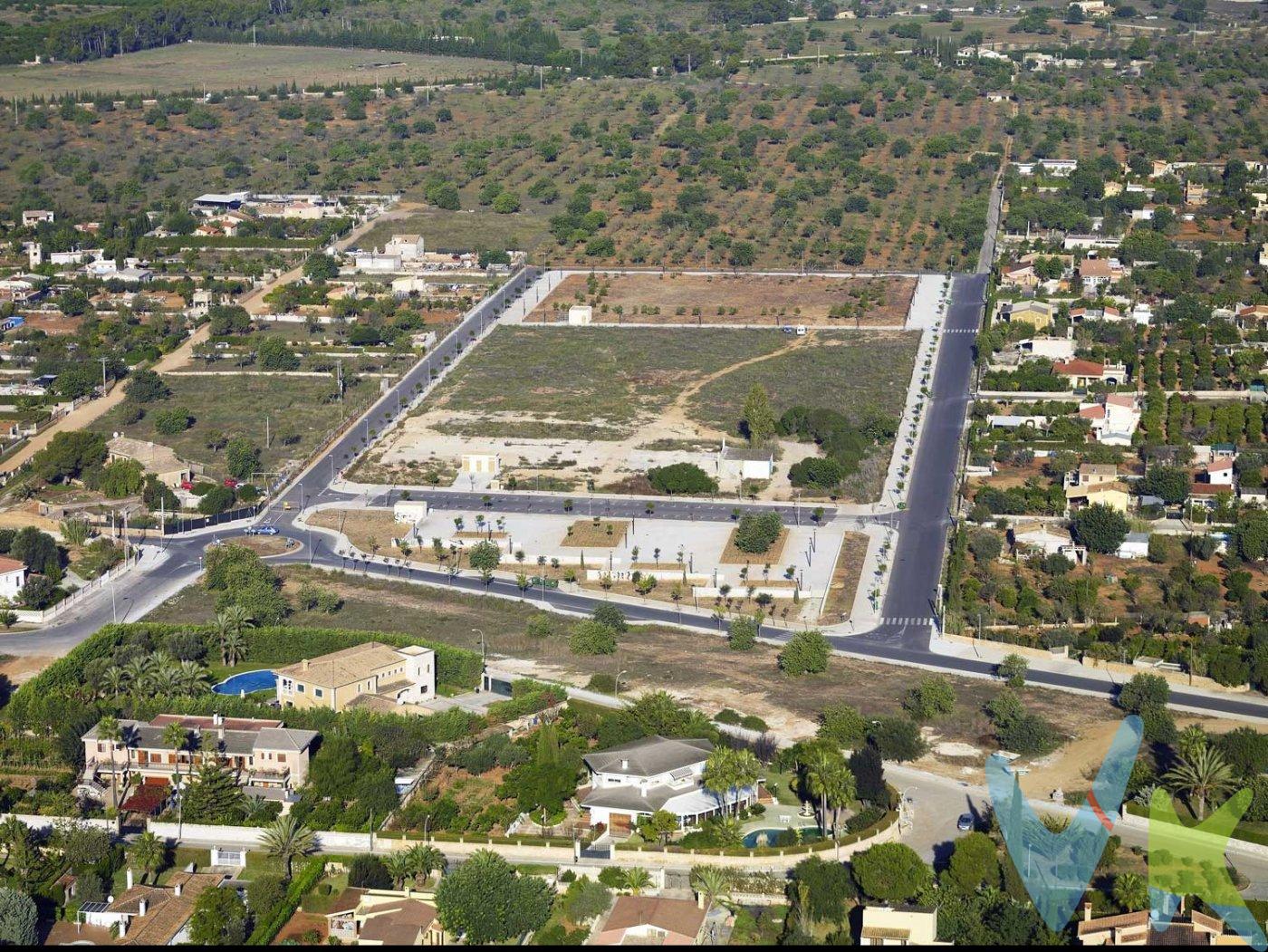 Solar de 9.200 m2 para equipamientos en Marratxí, situados en la urbanización Es Garrovers. Posibilidad de adquirir desde 2.000 m2., solares colindantes.  El resto de los solares ya están desarrollados. Rodeados de espacios verdes y gran aparcamiento.  .  Permiten diferentes usos: Asistencial, deportivo, docente, sanitario, comercial.  .  Parámetros edificación:.  Altura 2 plantas .  Edificabilidad 1 m2/M2.  Precio 365€/m2.  Transmisión sujeta a IVA