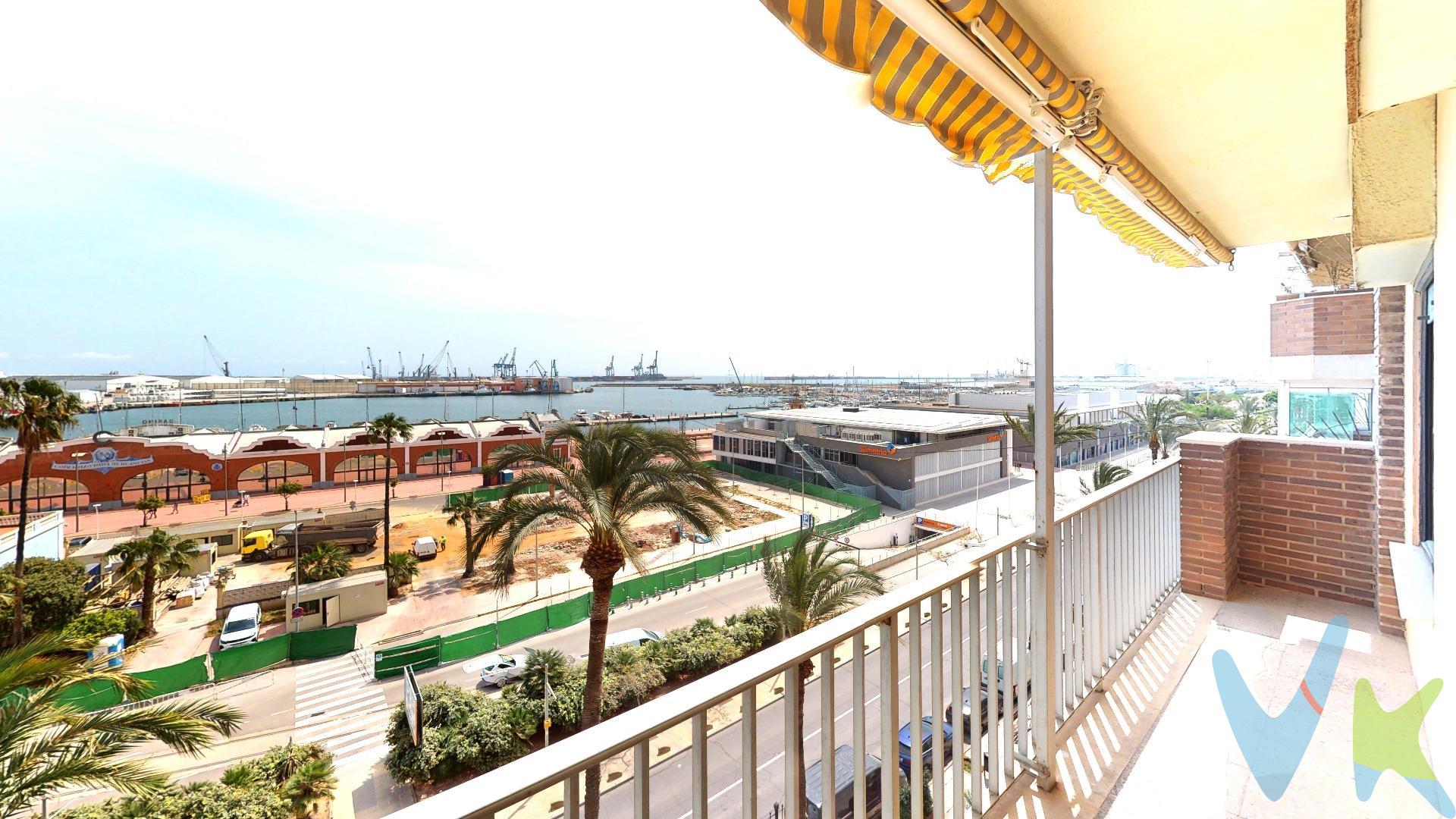 Descubre un hogar excepcional en el Grao de Castellón, donde las impresionantes vistas al puerto te cautivarán desde tu propio balcón. Esta vivienda de origen cuenta con una superficie construida de 148 m2 que se distribuyen inteligentemente para maximizar la comodidad y funcionalidad. Al entrar, serás recibido por un hall acogedor, comedor-salón; aquí podrás disfrutar cada mañana del sol naciente gracias a su orientación este y relajarte en la terraza equipada con toldos. La cocina amplia está lista para inspirar tus dotes culinarias y es ideal tanto para comidas familiares como reuniones sociales. Además, ofrece tres habitaciones dobles equipadas con armarios empotrados: dos dan hacia luminoso patio mientras que una da a la terraza, permitiendo así aprovechar los rayos del sol durante todo el día. Completa esta oferta habitacional un cuarto lavadero junto a la galería exterior más dos baños completos completamente equipados. Este inmueble también incluye electrodomésticos necesarios lo cual añade valor adicional al precio total ofertado € . ¡No pierdas esta oportunidad única! . Te invitamos cordialmente a visitar esta propiedad exclusiva. Este inmueble es en exclusiva, con lo que le facilitamos cualquier información sobre la vivienda. Por este motivo, solicitamos no molesten al propietario, ocupantes de la propiedad o vecinos de la comunidad. En todos los casos los precios expuestos son más impuestos y gastos derivados de la transmisión del inmueble.