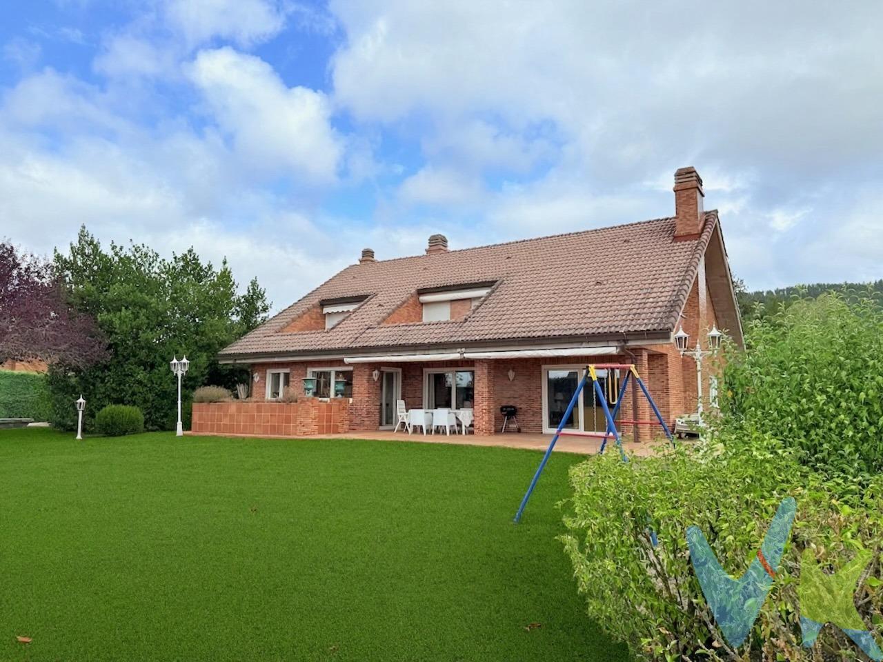Aquí tienes la vivienda de tus sueños. A 10 mn de Pamplona, podrás disfrutar de un estilo de vida de lo más entrañable, seguro y en harmonía con la naturaleza. Te presentamos el mejor chalet de toda la urbanización de Alzuza II, construido en una doble parcela de unos 2.300 m2, domina todo el complejo y dispone de magníficas vistas al valle de Egües. El chalet de 479 m2 construidos y 413 m2 útiles, en 3 plantas, tiene la siguiente descripción:. Planta baja de 200 m2 útiles compuesta de un elegante hall de entrada con escalera y suelos de mármol dando acceso directo a todas las plantas y diferentes estancias de la misma planta; un hermoso estar - comedor con chimenea y salón de lectura de un total de 61 m2, con salida directa al porche de la vivienda donde te espera la barbacoa para disfrutar comiendo o cenando en familia o con tus amigos; una lujosa cocina de 26 m2 totalmente equipada y amueblada con acceso directo al comedor y también al porche; una zona auxiliar con lavadora, secadora y armarios para la ropa; el cuarto de caldera y mandos; un aseo y el garaje de 32 m2 para 2 coches. Planta primera de 118 m2, con su habitación principal de 26 m2, su baño en suit de unos 5,5 m2 y una terraza de 7,5 m2 con vistas a los montes; 2 habitaciones de unos 13 m2 cada una con acceso a otra terraza de 8,5 m2; un baño común para dar servicio a esos 2 dormitorios,  y otro dormitorio de 23 m2 con su baño de 5 m2. Planta semi-sótano de 95 m2, compuesta de un magnífico txoko de 37 m2 con chimenea, cocina y bodega; un dormitorio de 15 m2 con su baño de unos 5 m2; un cuarto con sauna, bañera jacuzzi y su ducha; dos trasteros y un aseo. Esta planta tiene un acceso independiente desde el exterior de la casa para que tus invitados puedan entrar cómodamente a las comidas o cenas del txoko y no tengan que entrar por la vivienda. . Todas los materiales son de primera calidad. Suelos de parquet, mármol y grès. Pintura plástica lisa. Sistema eléctrico de apertura y cierre de persianas, ventanas de PVC con rotura de puente térmico y cristal climalit. Alarma. Tiene sistema de ACS de gas natural con circuitos independientes. Dispone de riego automático para el jardin. El valor añadido de esta casa a parte de su situación en la urbanización y sus vistas al Valle de Egües, es el hecho que su parcela de 2.300 m2 es divisible para poder hacer otra vivienda si se quiere. La urbanización de Alzuza II es de la más exclusiva y valorada de la comarca de Pamplona, con vigilancia y seguridad, con instalaciones deportivas privadas como piscina cubierta, pistas de tenis y padel, grandes zonas verdes donde tus hijos podrán jugar y disfrutar tranquilamente sin ningún peligro. Está muy bien comunicada con Pamplona. Ubicada a 5 mn del Centro Comercial de Itaroa, del Colegio British de Gorraiz y de todos los servicios del municipio de Huarte. ¡No dejes pasar esta oportunidad, no volverá a salir!. .  