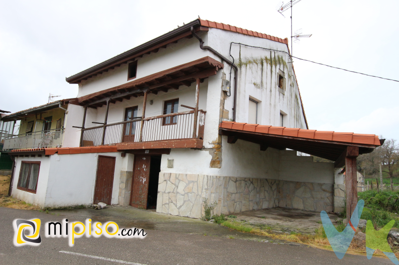 CASA DE PUEBLO PAREADA BARCENA DE CICERO (CANTABRIA). Casa rural para rehabilitar en Cicero. La vivienda consta de 3 plantas con orientación Este- Norte-Sur. En la planta baja se encuentra la antigua cuadra , mediante unas escaleras interiores se accede a la primera planta donde se encuentra la vivienda de unos 127m2 repsrtido en 4 habitaciones, cocina, baño completo y  una terraza orientada al sur- este . Y finalmente en la planta superior se encuentra el desván- almac´en con 46m2. Además dispone de un terreno de 160 metros cuadrados, adosado a la vivienda y que se corresponde con el antiguo corral. Una vivienda llena de posibilidades para dejar volar tu imaginación y hacer la casa de tus sueños.