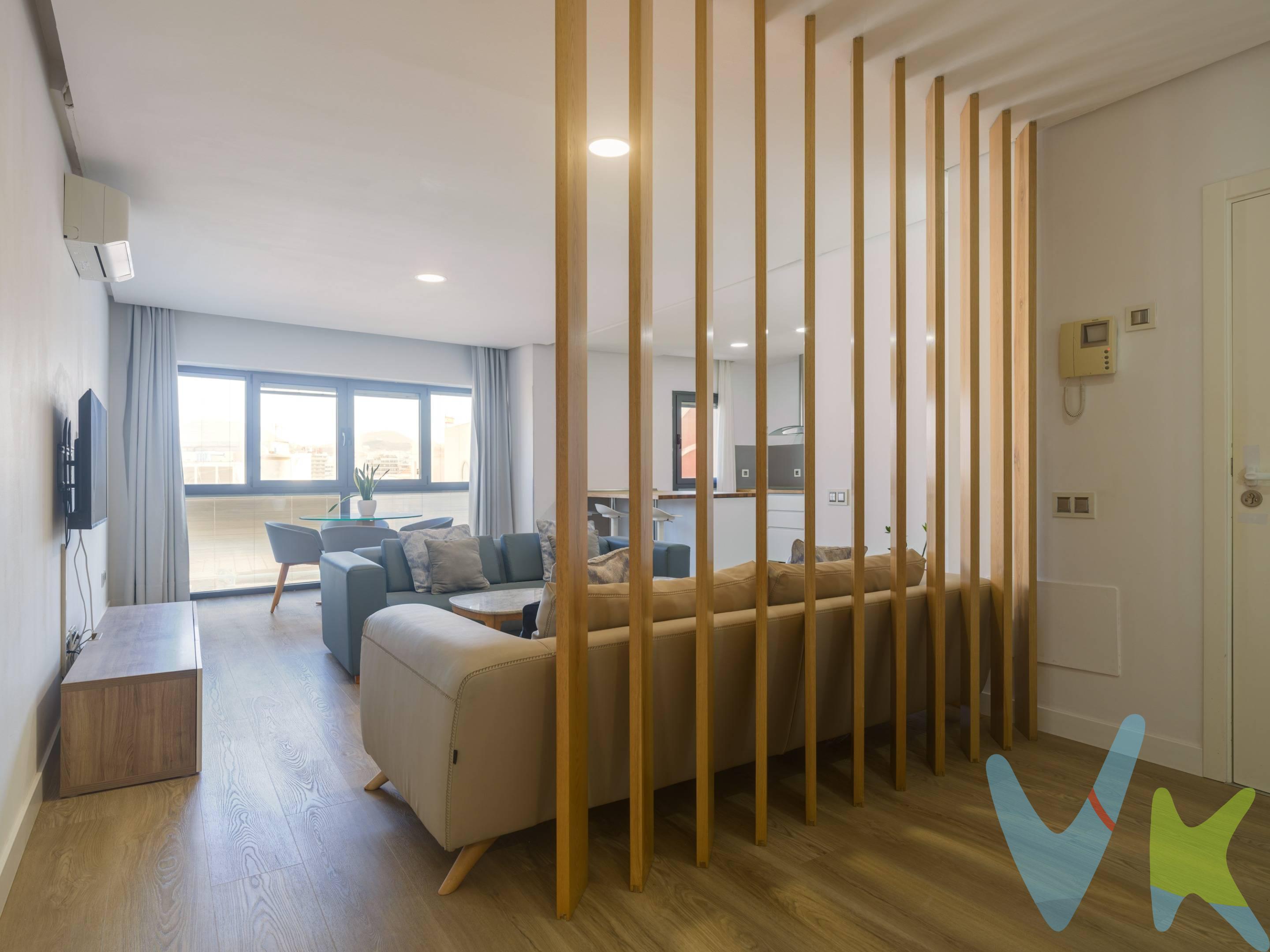 Exclusiva vivienda prácticamente en primera línea de la Playa de Las Canteras. A tan solo unos pasos de la arena y con vistas al mar, esta magnífica vivienda de aproximadamente 120 m² disfruta de una ubicación privilegiada, prácticamente en primera línea de la Playa de Las Canteras, una de las mejores playas urbanas de Europa. Salir de casa y estar paseando junto al mar en apenas unos segundos es un auténtico lujo. Ubicada en un edificio moderno y de reciente construcción, la vivienda combina diseño contemporáneo, excelentes calidades y una distribución muy funcional. Cuenta con un amplio y luminoso salón-comedor con cocina de concepto abierto, ideal para disfrutar del día a día. Dispone de dos amplios dormitorios, destacando una elegante master suite con baño en suite, además de un segundo dormitorio de gran tamaño. La vivienda está equipada con aire acondicionado en todas las estancias y se vende completamente amueblada y equipada, lista para entrar a vivir. Incluye trastero. Aunque no dispone de plaza de garaje, existen varios aparcamientos a escasos metros donde es posible alquilar una plaza. Una oportunidad única tanto como residencia habitual, segunda vivienda o inversión, en una de las ubicaciones más cotizadas de Las Palmas de Gran Canaria. Disponible:. * Segunda planta: 545.000 €. * Tercera planta: 549.000 €. Vivir en Las Canteras no es solo vivir junto al mar; es disfrutar de un estilo de vida único, con el paseo marítimo, restaurantes, cafeterías, comercios y todos los servicios a solo unos pasos de casa.