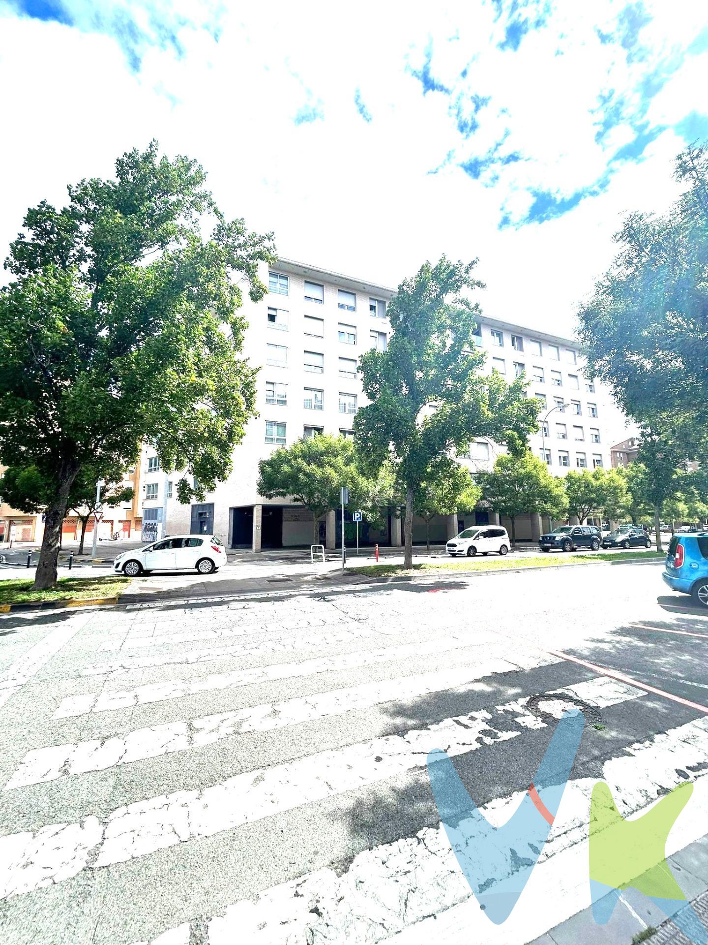 ¿Buscas una vivienda con amplias estancias en muy buen estado de conservación y bien situada en la Rochapea?. Aquí tienes a la venta este magnífico piso en La Rochapea, una de las zonas más demandadas de Pamplona, por su comodidad, cercanía al centro y su excelente calidad de vida. La vivienda cuenta con:. - Luminoso salón-comedor de más de 27 m2 perfecto para compartir momentos en familia o con amigos. - Amplia cocina equipada de más de 15 m2 con espacio funcional y práctico. - Dormitorio principal de 11,75 m2 con armario empotrado donde almacenarás de forma muy cómoda toda la ropa. - Otros 2 dormitorios de 9,25 m2 con un armario esquinero y otro de 9,13 m2  . - Baño renovado con plato de ducha para mayor comodidad. - Aseo adicional, muy útil para el día a día. - Calefacción individual, para un consumo eficiente y controlado. Su ubicación es inmejorable: en pleno barrio de La Rochapea, rodeado de todos los servicios necesarios como supermercados, colegios, farmacias, zonas verdes, instalaciones deportivas y una excelente conexión con el centro de Pamplona tanto a pie como en transporte público. Aprovecha esta oportunidad de vivir en un piso amplio, bien cuidado y en una zona con gran proyección. ¡Llámanos y te lo enseñaremos encantados!. Los datos y superficies indicados en este anuncio son aproximados y tienen un carácter meramente informativo, sin valor contractual. El precio de venta no incluye impuestos ni gastos derivados de la transmisión.