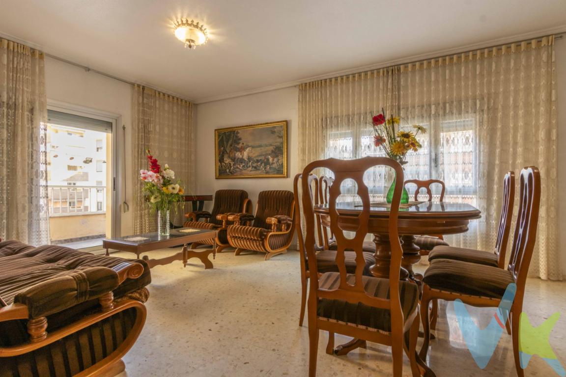 Ubicación y EdificioEn la zona Triángulo Umbral del Puerto de Sagunto, una de las áreas más dinámicas y cómodas para vivir, se encuentra este piso esquinero de 142 m², situado en un segundo con ascensor dentro de un edificio de 1977 bien conservado. La vivienda destaca por su amplitud, luz y una distribución muy práctica.Distribución Cómoda y Bien DefinidaLa entrada lleva a un pasillo de unos tres metros que organiza la primera parte de la vivienda: a la derecha un baño reformado con plato de ducha y a la izquierda una habitación exterior. Al fondo encontramos el salón comedor, amplio y luminoso, con salida a un balcón orientado a la calle.Desde el salón parte un segundo pasillo que distribuye el resto del piso. A la izquierda se ubican dos habitaciones exteriores, con buena luz durante el día. A la derecha se sitúa el segundo baño, con bañera, seguido de la cocina y de la cuarta habitación.Cocina Reformada y Estancias Interiores LuminosasLa cocina fue reformada ampliándola al espacio de la antigua galería, lo que permite un uso más cómodo. Tanto la cocina como la cuarta habitación se ventilan a través de un patio de luces comunitario amplio, que aporta claridad y ventilación superior a lo habitual en interiores.Mejoras y ExtrasLa vivienda cuenta con ventanales de aluminio moderno con climalit y persianas. Además, se incluye plaza de garaje en un edificio cercano de construcción más reciente, sumando un valor muy importante a la oferta.Una Oportunidad en una Zona Muy DemandadaUn piso grande, esquinero, bien distribuido y listo para entrar a vivir. Si te encaja lo que buscas, contacta y agenda tu visita cuando quieras.