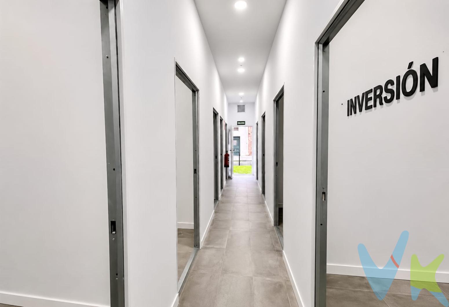  **Exclusiva oportunidad de inversión: local comercial INSTALADO A ESTRENAR CON 11 TRASTEROS en venta en Gijón**Localizado en un edificio construido en el año 1977, con un acceso muy cómodo y una gran demanda de trasteros en alquiler.Con un precio competitivo acorde al mercado actual, esta propiedad representa una excelente inversión si buscas una rentabilidad alta y diversificada.Los trasteros disponen de luz con detectores de presencia, ventilación forzada, contadores individuales de luz y además las zonas comunes disponen de lavabo de uso común y toma de agua.Si deseas conocer más sobre esta magnífica oferta, no dudes en ponerte en contacto para coordinar una visita. Gastos e impuestos no incluidos en el precio. Honorarios de intermediación inmobiliaria a cargo del vendedor y honorarios de mediación inmobiliaria del 2% más I.V.A. con un mínimo de 2000 euros mas I.V.A a cargo del compradorA título orientativo, en segundas transmisiones, el comprador abonará el Impuesto sobre Transmisiones Patrimoniales (ITP). Para consultar los porcentajes del ITP en Asturias puede hacerlo a través de la web oficial de servicios tributarios del Principado de Asturias https://sede.tributasenasturias.es/sites/sede/default/es_ES/Que-quieres-hacer/Transmisiones-Patrimoniales-y-AJD. La base imponible será el mayor valor entre precio de compraventa, tasación o valor de referencia catastral. Gastos de notaría y registro según aranceles variables según precio, número de copias y complejidad.  El comprador escoge libremente notario. El vendedor asume la plusvalía y el resto de gastos son del comprador. Si se precisa hipoteca: Tasación, condiciones y costes bancarios según entidad elegida por el comprador; así como los gastos de gestoría y cualesquiera otros inherentes a la formalización de la compraventa. De acuerdo con la ley, no se incluyen en el precio otros gastos o tributos que legalmente correspondan al comprador.. El consumidor tiene derecho, conforme a la normativa vigente, a disponer de información y documentación adicional relativa al inmueble y condiciones de la compraventa, accesible en la sede física . La agencia actúa exclusivamente como intermediaria en la operación. Cualquier compraventa y sus condiciones quedan sujetas en todo caso a la aceptación expresa del vendedor del inmueble y a la posterior formalización del correspondiente contrato. El presente anuncio tiene carácter meramente informativo; la información suministrada se corresponde con la disponible a la fecha de publicación, pudiendo variar en función de las circunstancias o actualizaciones legales, contractuales y fiscales.