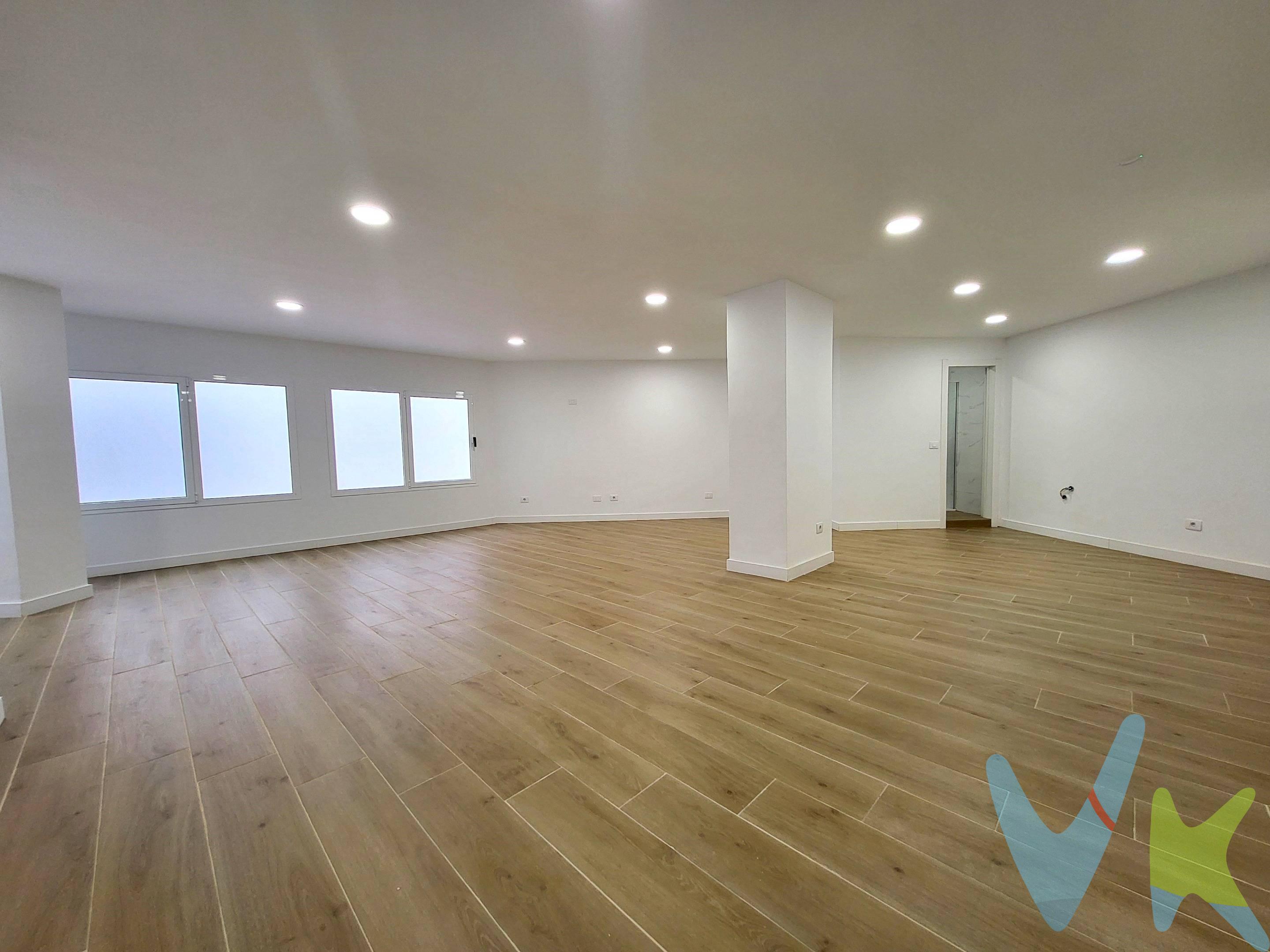 ¡APTA PARA RIC! . Estupenda oficina en venta o alquiler totalmente reformada en la Plaza de España, en el prestigioso Edificio Vigo, junto a la avenida Mesa y López, en la ciudad de Las Palmas de Gran Canaria. - Importe de venta: 156.000€. - Importe de alquiler: 780€/mes. El local se encuentra en una primera planta y está totalmente reformado, con techos e iluminación nuevas, suelos porcelánicos, baño con plato de ducha, ventanas oscilobatientes, aire acondicionado y zona donde instalar un pequeño office. El inmueble cuenta con 70 m2 construidos y está totalmente diáfano lo que permite adaptarse a cualquier necesidad y cuenta con baño con plato de ducha, siendo esto una ventaja excepcional en este tipo de inmueble. Se encuentra situada en la principal zona comercial de la ciudad de Las Palmas de Gran Canaria, la avenida Mesa y López, junto a la Plaza de España y muy cerca de la Playa de las Canteras. Su ubicación céntrica y el estar situada en una zona comercial privilegiada hace que esta oficina sea perfecta para aquellos que buscan establecerse en una ubicación clave y con fácil acceso a todas las comodidades y servicios de la ciudad como parking, restaurantes, notaría, tiendas, colegios, farmacias, centro comercial El Corte Inglés, supermercados, centros de salud. etc. Además, está bien comunicado con diferentes líneas de guaguas para facilitar el acceso tanto de clientes como de empleados. ¡Contáctanos para más información y organizar una visita!. Información adicional en caso de venta: el precio de venta no incluye gastos de notaría, registro e impuestos asociados. Los datos proporcionados son orientativos y podrían estar sujetos a errores u omisiones involuntarias. Información adicional en caso de alquiler: se requieren 2 meses de fianza. Los gastos de agua y luz no están incluidos en el precio de la renta mensual.Los honorarios de la inmobiliaria son de una mensualidad y a pagar por el arrendatario. Los datos expuestos son meramente orientativos y se encuentran sujetos a errores u omisiones involuntarias.