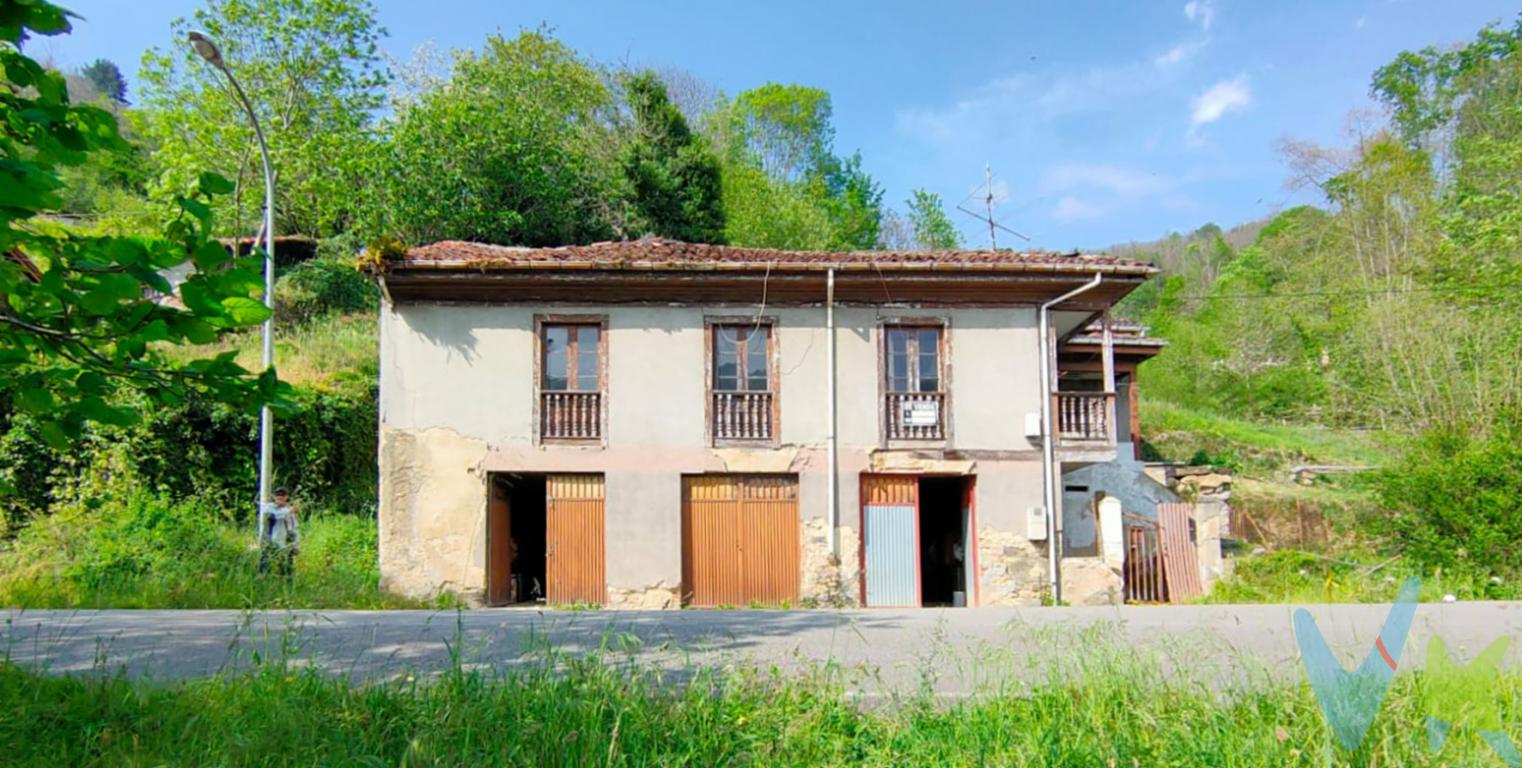 Casa tradicional asturiana junto al murmullo del Río Nalón
Espectaculares vistas a la montaña central asturiana, orientada al sur y con finca
Somos Inmobiliaria Green. Te ayudamos con el proyecto de rehabilitación y te asesoramos sobre las ayudas a la rehabilitación energética y las opciones de reforma, presupuestos, negociación hipotecaria...
Esta propiedad en venta compuesta por casa de 145m2 y finca con caseta de aperos en Puente de Arco, Laviana, Asturias  es una interesante propuesta para vivir en el centro de Asturias, en plena naturaleza, rodeados de paisaje y cerca de todos los servicios que ofrece Pola de Laviana.
Las opciones para rehabilitar esta vivienda de tipología tradicional asturiana, son variadas y todas dependerán de los usos que quieras darle.
Su finca con 1581m2, soleada, con árboles frutales son los suficientes para vivir de manera independiente y poder disfrutar de todo aquello que deseas como poner una huerta, una piscina, jardín con espacios de ocio y descanso, con zona de barbacoa...
Vivir en Laviana es vivir en un Concejo lleno de posibilidades, que se renueva y avanza, en un entorno natural espectacular y un medio rural cuidado, puerta de entrada al turístico Parque Natural de Redes .
Pola de Laviana se encuentra a tan solo una media hora de Gijón, de Oviedo, de la costa y de la estación de esquí de San Isidro.
Esta casa en venta en Laviana, Asturias es una excelente oportunidad de inversión por su ubicación en una zona céntrica del Concejo de Laviana que tiende al crecimiento, con la rehabilitación de sus casas tradicionales y obras nuevas. Su situación junto al Parque Natural de Redes y la montaña central, convierten esta propiedad en una inversión con futuro.
El precio de la propiedad no incluye los gastos de impuesto de transmisiones patrimoniales, notariales ni de registro