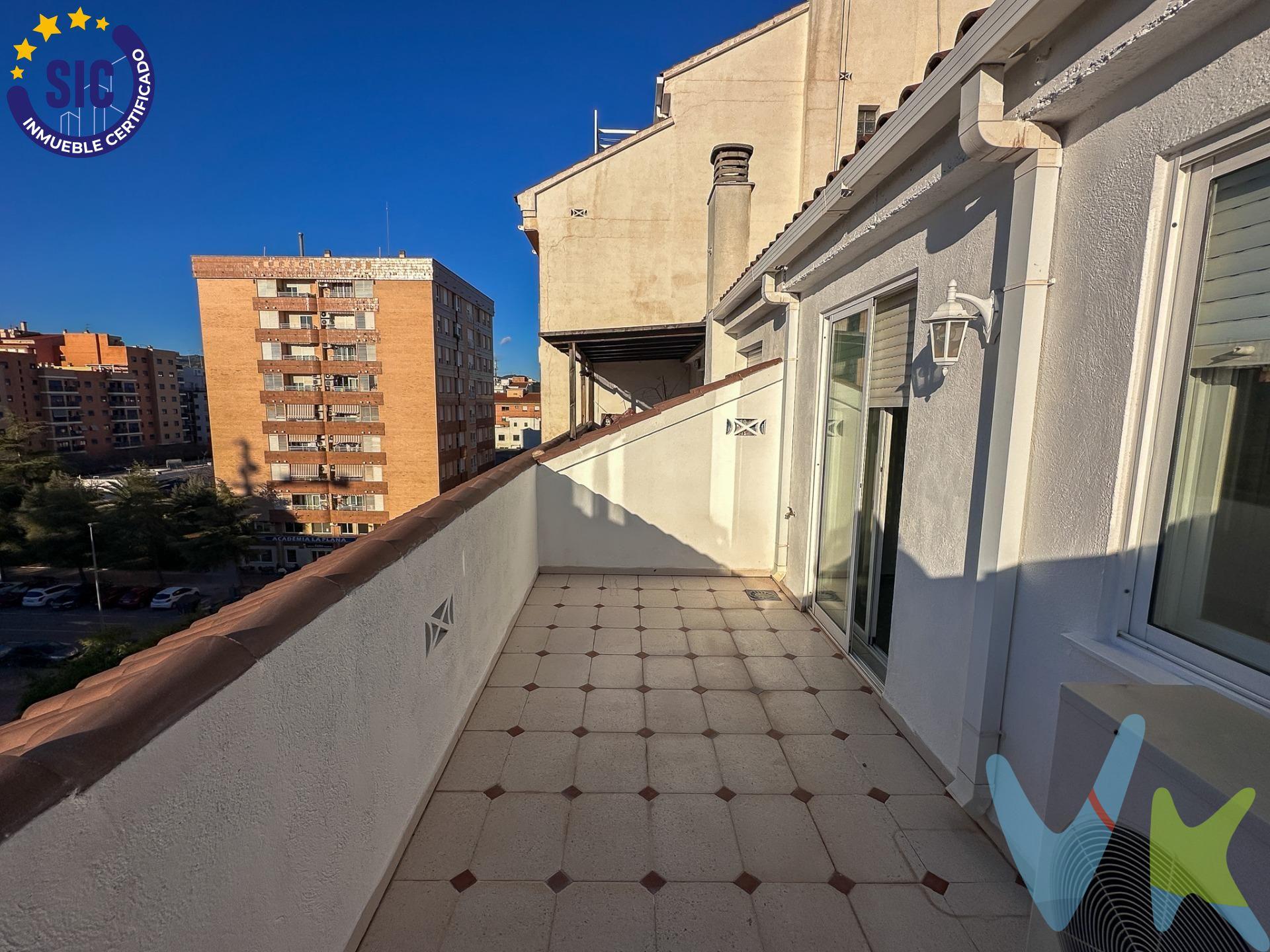 ¡Descubre este magnífico dúplex ubicado en la deseada zona sur de Castellón! 🌇 . En su primera planta, disfrutarás de un amplio comedor-salón de casi 31 m² que ofrece luminosidad y confort. La cocina cuenta con una práctica galería para mayor funcionalidad. Además, dispone de dos acogedores dormitorios 🛏️ y un baño completo perfectamente equipado. La planta superior alberga una espectacular habitación principal de 18.64 m² acompañada por un espacioso baño privado 👌🏻de 8.82 m²; desde aquí tendrás acceso a una maravillosa terraza orientada al oeste🌅 donde podrás deleitarte con vistas despejadas hacia el parque adyacente 🍃. El precio incluye también plaza de garaje 🚗y trastero dentro del mismo edificio, lo cual es ideal para maximizar tu espacio útil 📦. Esta propiedad se vende sin muebles, brindándote la libertad creativa para decorarla a tu gusto 🎨✨. Si valoras tener buena luz natural junto a una fantástica terraza ¡no busques más! Esta vivienda tiene todo lo que necesitas. Este inmueble es en exclusiva, con lo que le facilitamos cualquier información sobre la vivienda. Por este motivo, solicitamos no molesten al propietario, ocupantes de la propiedad, vecinos o conserje de la comunidad. En todos los casos los precios expuestos son más impuestos y gastos derivados de la transmisión del inmueble. 