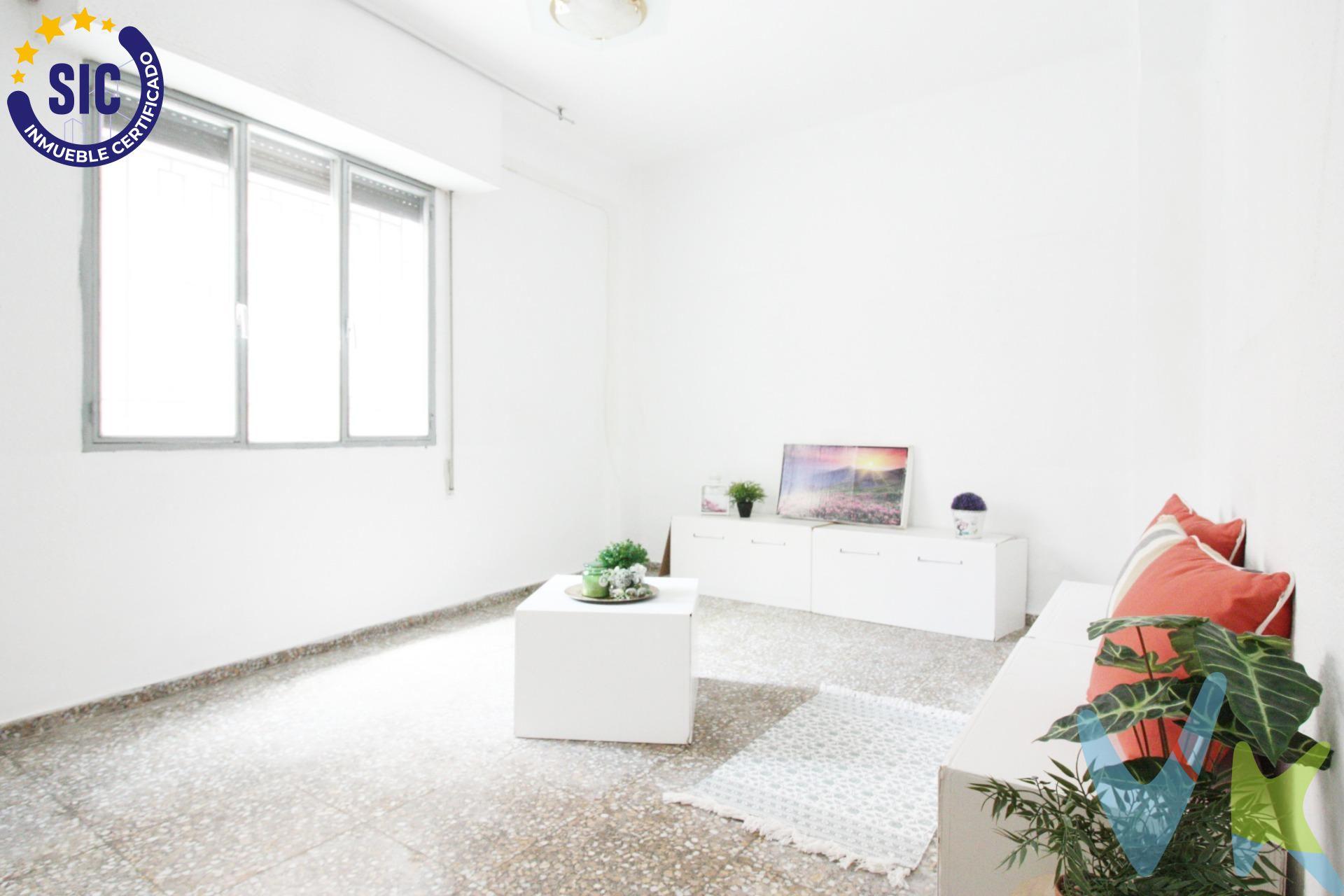 Hay viviendas que se compran y viviendas que se transforman en hogar. Esta es una de esas oportunidades especiales para quienes sueñan con diseñar cada rincón a su gusto y crear una casa única en una de las zonas más valoradas de Alaquàs: la zona del Castillo. La vivienda ofrece una distribución tradicional y un gran potencial de reforma, permitiéndote adaptarla completamente a las necesidades de tu familia. Dispone de tres habitaciones, un baño, cocina independiente, patio interior, terraza y trastero. Como valor añadido, la propiedad dispone de una fantástica terraza en la planta superior de casi 35 m², un auténtico rincón al aire libre con espacio más que suficiente para crear el ambiente que siempre has imaginado: desde una zona chill out hasta un comedor exterior para disfrutar con familiares y amigos. Su excelente emplazamiento te permitirá disfrutar de la tranquilidad de una zona consolidada, con todos los servicios, comercios, colegios y conexiones a pocos minutos, además del encanto y la historia que caracterizan el entorno del Castillo de Alaquàs. Una oportunidad perfecta tanto para quienes buscan crear la vivienda de sus sueños como para inversores que desean aprovechar el potencial de una propiedad en una de las mejores zonas del municipio. No dejes pasar la ocasión de descubrir todo lo que esta casa puede llegar a ser. INFORMACIÓN LEGAL AL CONSUMIDOR:. El precio indicado no incluye impuestos ni gastos derivados de la compraventa. Gastos a cargo del comprador:. • Impuesto de Transmisiones Patrimoniales (ITP): En segundas transmisiones, el tipo general vigente en la Comunitat Valenciana es del 10% sobre la base imponible, que será el mayor valor entre el precio de compraventa, el valor declarado o el valor de referencia catastral, pudiendo aplicarse tipos reducidos según las circunstancias del comprador. • Honorarios de intermediación inmobiliaria: 4% del precio final de venta con un mínimo de 4000 + IVA (21%), a cargo del comprador. No incluidos en el precio de venta. • Notaría y Registro de la Propiedad: Los aranceles son oficiales y variables en función del precio y características de la operación. La información contenida en este anuncio tiene carácter meramente informativo, no contractual y puede contener errores. La oferta está sujeta a cambios de precio o retirada del mercado sin previo aviso. La comercialización se realiza en régimen de exclusiva compartida, colaborando con otros profesionales inmobiliarios para ampliar las posibilidades de venta.
