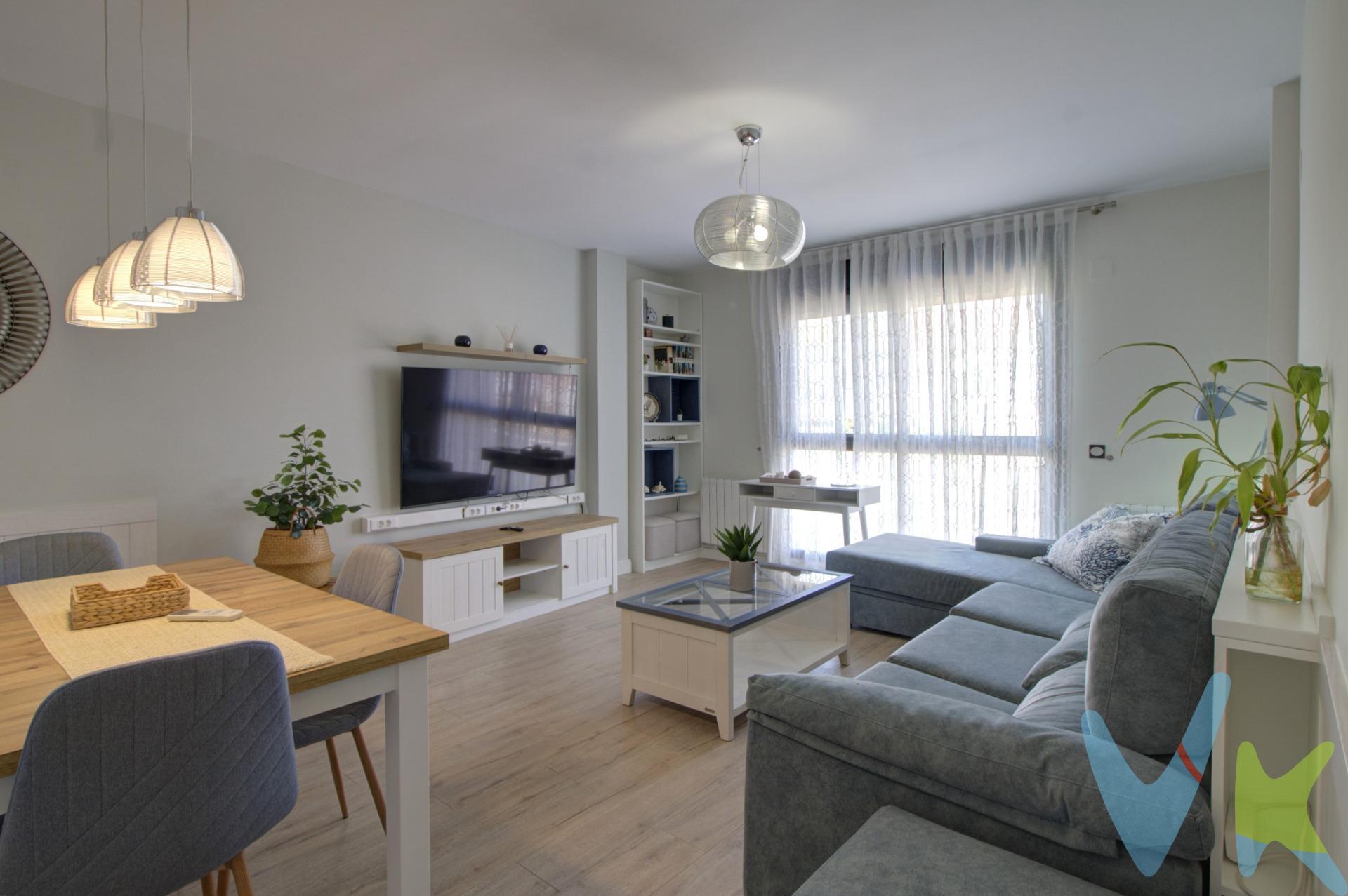 Descubre tu nuevo hogar en Faura, un refugio de luz, tranquilidad y calidad de vida: . En el corazón de la encantadora localidad de Faura –a solo 30 km de Valencia, rodeada de huertos de naranjos y con un rico legado histórico– se alza este acogedor piso de 75 m² diseñado para ti que buscas un estilo de vida sereno sin renunciar a comodidad y ahorro. Construido en 2008, el piso destaca por sus buenas calidades y extras que marcan la diferencia: suelos de parquet, aire acondicionado, calefacción, ventiladores de techo y un toldo en el balcón que permite disfrutar del aire libre los 365 días del año. Además, se entrega completamente amueblado y listo para entrar a vivir, evitando los elevados costes actuales de reforma. La distribución, con dos luminosas habitaciones, crea un ambiente íntimo y funcional, ideal para descansar o teletrabajar. La orientación y la calidad de los acabados otorgan claridad y calidez, perfecta para los que valoran los pequeños detalles. Cada espacio esta aprovechado al máximo sin perder estilo.  Este hogar está ubicado en una urbanización tranquila y de tamaño selecto, ideal para socializar sin aglomeraciones, con piscina para relajarse en los días de calor y espacio común para disfrutar con los pequeños. Todo ello en una zona que ofrece un equilibrio envidiable: montañas cercanas para paseos, calidez mediterránea y proximidad al mar. Vivir en Faura significa disfrutar de festividades con solera como las de Santa Bárbara o la feria de invierno; arquitectura tradicional, la iglesia parroquial y el Palacio Condal.. En definitiva, este piso es más que una vivienda: es un escenario de vida cuidado y cercano, diseñado para quienes buscan calidad, ahorro y serenidad. Ven a verlo: te sorprenderá cómo lo cotidiano puede convertirse en extraordinario. Si lo necesitas, te ayudamos con la financiación. Los impuestos, gastos de notaría, registro y honorarios de agencia no están incluidos en el precio de venta. Para mayor seguridad en la compraventa, todas nuestras viviendas poseen FICHA DE CERTIFICACIÓN DE INMUEBLES registrada por la Asociación de Inmobiliarias de la Comunidad Valenciana ASICVAL. Antes de comprar o de entregar las arras, pida el Certificado de la vivienda para estar seguro y tran-quilo sobre la situación legal, urbanística y de cargas de la misma. INMOBILIARIA QUASABLANQUA está inscrita en el Registro de Agentes de Intermediación Inmobiliaria de la Comunidad Valenciana RAICV. . 
