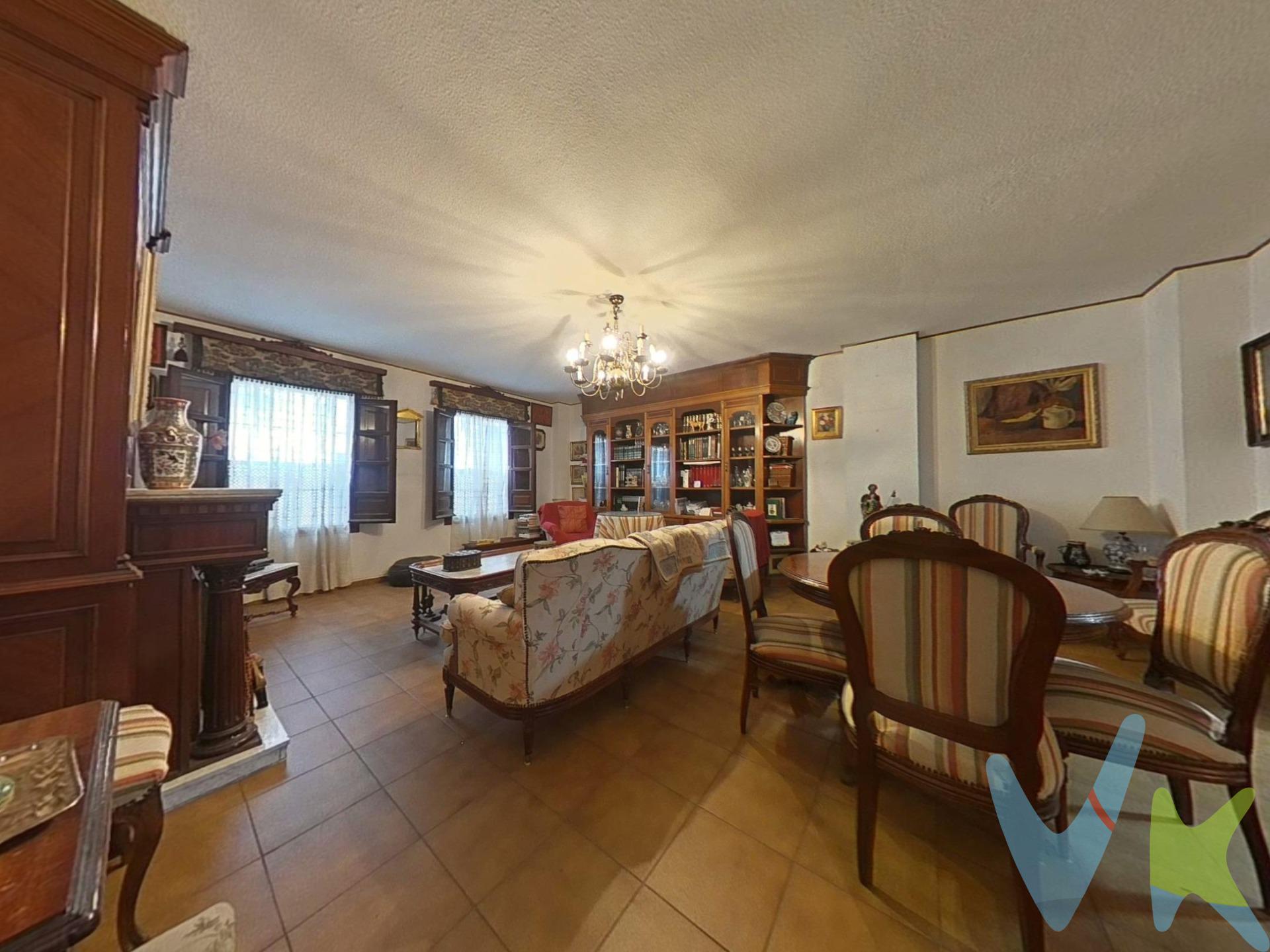 *🏡 Magnífica casa adosada en el encantador barrio de Santa Marina, a solo un minuto de Colón.* . Esta espectacular vivienda de 155 metros cuadrados se extiende en dos plantas, ofreciendo el espacio ideal para una familia. 👨‍👩‍👧‍👦. La entrada se complementa con un elegante armario, en la planta baja, encontramos un amplio salón que cuenta con una acogedora chimenea 🔥, perfecta para disfrutar de momentos en familia y la cocina está completamente equipada 🍽️, además dispone de dos despensas que brindan un práctico espacio de almacenamiento. Subiendo a la primera planta, nos encontramos con cuatro luminosos dormitorios 🛏️ y un precioso baño que añade comodidad a la vida diaria. En la segunda planta, se revela una amplia buhardilla 🏠, ideal para un estudio o sala de juegos, junto a otro baño y dos encantadoras terrazas ☀️; una de ellas es perfecta para disfrutar de nuestros soleados días al aire libre. La casa cuenta con aire frío/calor centralizado ❄️☀️ y ventanas de madera que aportan un toque de distinción a esta maravillosa propiedad. Sin duda, es el hogar soñado para quienes buscan confort y estilo en una ubicación privilegiada. 🌟. Si estás buscando vivir en un barrio cerquita del centro y a la vez en un barrio con solera y un entorno privilegiado sin lugar a dudas ésta es tu casa, agendamos visita??. El comprador tendrá un coste adicional de un 2% más IVA del precio de venta final, por el servicio de gestión, asesoramiento y formalización del proceso de compra. Este importe no está incluido en el precio publicado en venta. INFORMACIÓN ADICIONAL. Para cumplir con la normativa vigente tenemos a disposición del cliente el Documento de Información Abreviada D. I. A. Los precios indicados pueden sufrir alteraciones sin previo aviso. Los GASTOS DE LA COMPRA serán según ley (Notaria, Registro e Impuestos) y no están incluidos en el precio señalado. 