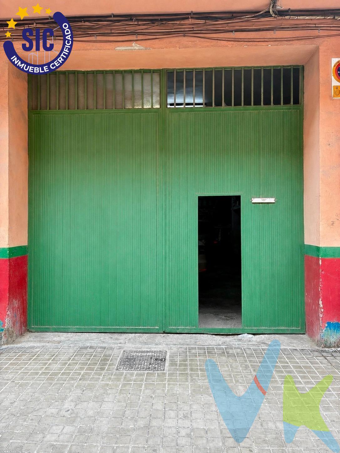 Si buscas una inversión segura y con alta rentabilidad, este es el momento y el lugar idóneo. Ponemos a la venta dos locales comerciales estratégicamente ubicados en Sagunto, una zona en pleno auge socioeconómico y con una demanda disparada gracias a la inminente puesta en marcha de la Gigafactoría de Volkswagen. La llegada de miles de trabajadores está transformando el municipio, convirtiendo los locales a pie de calle en auténticos activos de oro, especialmente para la reconversión en bajos vivienda de alquiler habitual, un mercado con una demanda histórica en la zona. Características de los Inmuebles; los locales se pueden adquirir juntos o por separado, ofreciendo una versatilidad increíble para cualquier tipo de proyecto: Local 1 (100 m² construidos): Un espacio diáfano, muy aprovechable, que cuenta con su propio aseo independiente y una pequeña terraza interior ideal para dar luz natural o ventilación a cualquier proyecto. Local 2 (113 m² construidos), amplio y con aseo independiente. El precio publicitado es por los dos locales. Por separado se venden a 99.900€ cada uno.  Un Lienzo en Blanco: Múltiples Opciones de Negocio. La distribución y ubicación de estos locales los hacen perfectos para adaptarse a lo que pida el mercado:. Bajos Vivienda (Cambio de uso): La opción más demandada. Perfecto para crear apartamentos de alquiler habitual para los nuevos residentes y trabajadores de la gigafactoría. Trasteros de Alquiler: Un negocio de alta rentabilidad y bajo mantenimiento, ideal para abastecer a las viviendas de la zona. Plazas de Garaje o Parking Privado: Una necesidad creciente en barrios con alta densidad de población. Cualquier tipo de negocio: Oficinas, clínicas, comercio de proximidad, centros de estética o academias.  ¡No dejes escapar el tren de Sagunto! Las zonas con este nivel de inyección económica no suelen mantener estos precios por mucho tiempo. Para más información o concertar una visita sin compromiso, contacta con nosotros hoy mismo. ¡Invierte en el futuro!