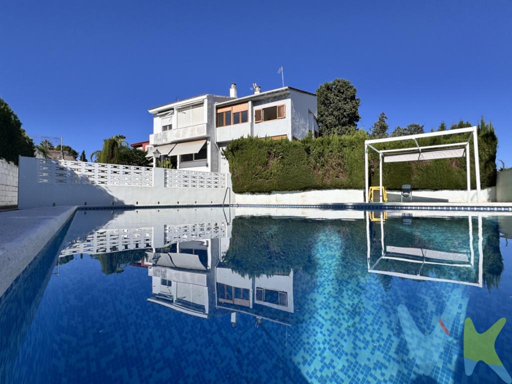 No es solo una casa pareada. Es tu refugio entre la naturaleza y el horizonte mediterráneo, en una de las zonas más exclusivas de Torrent: El Vedat. Aquí el silencio es real, la luz entra desde el amanecer, y cada ventana te recuerda por qué elegiste vivir diferente.Cinco habitaciones que se adaptan a ti: familia numerosa, teletrabajo, visitas, hobbies tú decides. Un jardín privado que invita a parar el tiempo. Vistas despejadas que alcanzan el mar en el horizonte. No se explican, se sienten. Espacio, luz, privacidad, calma en 188 m² construidos y 129 m² útiles.La vivienda forma parte de una acogedora comunidad privada, con piscina compartida que se disfruta especialmente en los meses de verano. Un entorno tranquilo, cuidado y con algo que no aparece en las fotos: unos vecinos excepcionales.A solo dos minutos andando, el Auditorio de Torrent te conecta con la cultura y la vida local. Y si quieres moverte sin coche, tienes autobús directo al centro de Torrent y a Valencia capital.Una casa para quienes no buscan solo metros cuadrados, sino calidad de vida. Una oportunidad que no se repite.¿Te imaginas viviendo aquí? Ven a visitarla y hazla tuya.Llámanos y te acompañaremos en todo el proceso de compraSi tienes que vender antes tu vivienda, llámanos y te asesoramos cómo hacerlo para además tener los mínimos gastos posibles y todas las garantías.OBSERVACIONES:* En nuestra agencia contamos con el distintivo de Agencia Registrada en el Registro de Agentes Inmobiliarios de la Comunidad Valenciana y cumplimos con todos los requisitos que debe tener un profesional del sector inmobiliario.* Por mandato expreso del propietario, COMERCIALIZAMOS ESTE INMUEBLE EN EXCLUSIVA, lo que le garantiza el acceso a toda la información, a un servicio de calidad, un trato fácil, sencillo y sin interferencias de terceros. Por este motivo, se ruega NO MOLESTAR AL PROPIETARIO, a los ocupantes de la propiedad o a los vecinos. Si usted es agente inmobiliario y tiene un cliente para este inmueble, llámenos estaremos encantados de colaborar. Muchas gracias por su comprensión.* La oferta está sujeta a cambios de precio o retirada del mercado sin previo aviso. Este anuncio en su conjunto, incluyendo textos, fotos, imágenes o cualquier otro contenido de este, no es vinculante dado que la información es ofrecida por terceros y puede contener errores. Se muestra a título informativo y no contractual.* El precio anunciado NO INCLUYE los impuestos, ni los gastos de la compraventa. A tal efecto, se informa que al referido precio habrá que añadirle los gastos propios de la transmisión inmobiliaria, entre los que cabe enumerar los siguientes: honorarios notariales, impuesto al que se encuentre sujeta la transmisión (Impuesto sobre el Valor Añadido o Impuesto sobre Transmisiones Patrimoniales y Actos Jurídicos Documentados, según el caso), gastos de inscripción en el Registro de la Propiedad, honorarios de gestoría, tasación, seguros y honorarios de intermediación de la agencia inmobiliaria.* Esta propiedad se pone a la venta con toda la documentación comprobada y en regla, por lo que ofrecemos GARANTÍAS a los compradores.*¿Qué te ofrecemos en nuestra agencia? - Agilizamos y hacemos más cómodo el proceso. - ¡Nos ocupamos de todo! Cero preocupaciones. - Recibe apoyo legal y fiscal durante todo el proceso. - Experto inmobiliario 100% a tu lado. - Asistencia post venta ¡Seguimos a tu lado! Si deseas saber más, no dudes en ponerte en contacto con nosotros.  