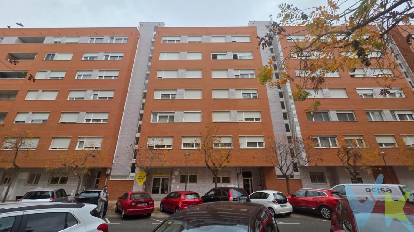 Más información en el 601389335 y en Calle Fundición 1 - Amplia vivienda de segunda mano y en muy buen estado. Tres dormitorios, dos baños, salón y cocina equipada. Ascensor. Incluye plaza de garaje y trastero. Segunda plaza de garaje opcional