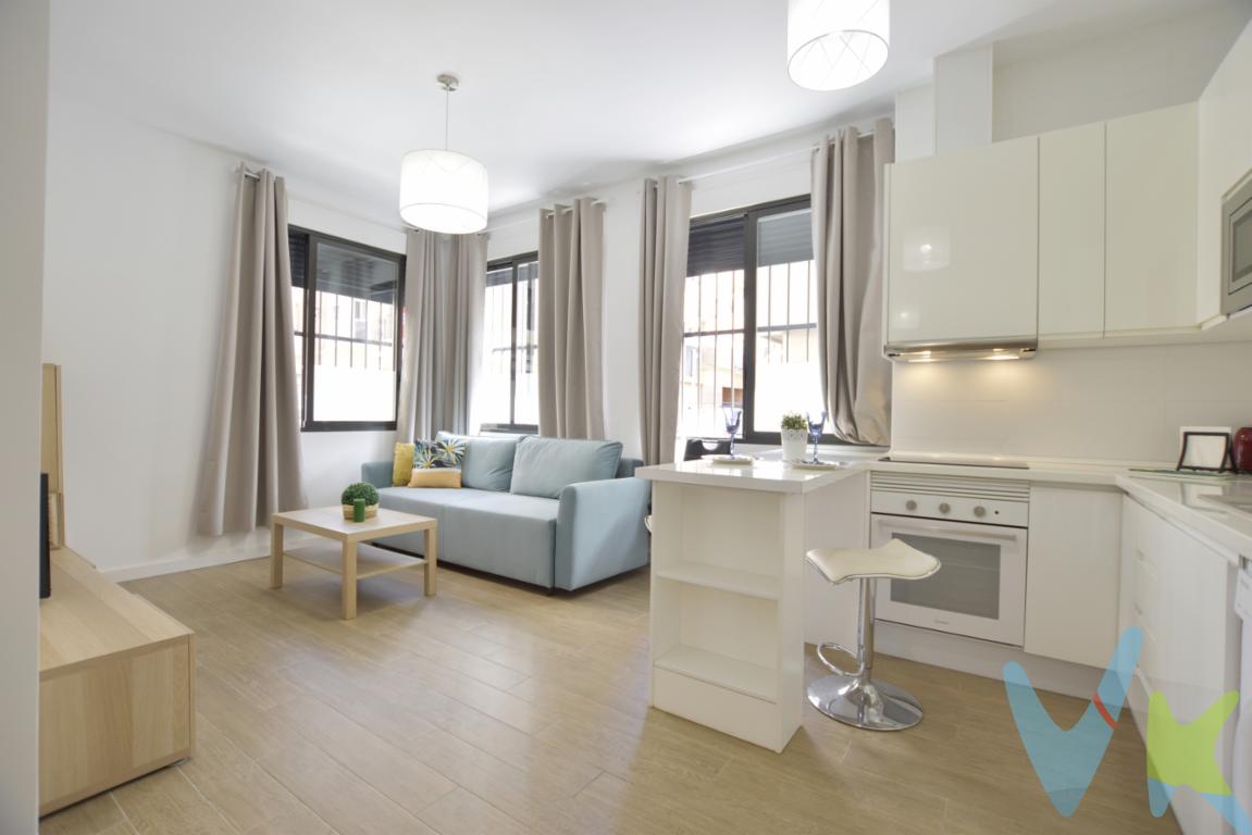 Te ofrecemos una vivienda en planta baja en Paiporta, cerca de todos los comercios y a la vez bien conectada con Valencia, a unos 15 minutos del centro de la capital, así como junto a municipios como Picanya, Torrent y Alfafar. La vivienda es toda exterior, esquina e incluye un trastero de unos 12m2 aproximadamente, ideal para guardar tu bicicleta y almacenaje. Ha sido toda reformada e incluye en la venta los muebles y electrodomésticos. La vivienda cuenta con dos habitaciones  a la calle y la principal con armario empotrado. Los radiadores son eléctricos y el baño con plato de ducha \"in situ\". La cocina en blanco es abierta al salón aportando amplitud, ventilación y luz desde los tres ventanales con vistas a la calle. Edificio esquina de pocos vecinos y con ascensor. Sólo tendrás que hacerte las maletas, anímate y ven a visitarla si estás pensando en independizarte y vivir tu propia historia en un municipio de la comarca del sud. No hay problemas para aparcar en las calles adyacentes. ¿Quieres más información? Llámanos y hacemos realidad tu proyecto de vida. ¿Te gustaría enterarte en primicia de nuestros inmuebles en alquiler y venta? En VIVEKU.ES los publicamos con unos días de antelación.Contamos con 30 años de experiencia acreditada y nuestro objetivo es garantizarle un servicio de compra humano, ético, de calidad, fácil y seguro. Nuestro equipo lo integran agentes con la titulación AIR (Agente Inmobiliario Registrado) y Agentes Certificadores de la categoría Premium en certificación de inmuebles y debidamente registrados en el Registro de Agentes de Intermediación de la CV (RAICV 0743). Consulte en nuestras reseñas de Google lo que opinan los clientes que ya han trabajado con nosotros.El precio NO incluye: Impuestos, gastos de Notaría, registro y honorarios de inmobiliaria.