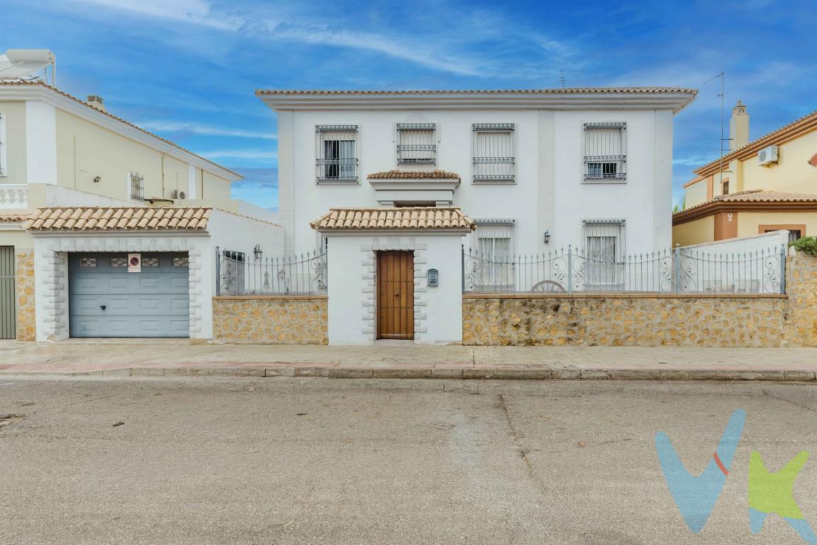 PRECIO DE VENTA: 549.000 € + GASTOS. ¡Una casa para vivirla de verdad!. Hay viviendas que ofrecen espacio y otras que te permiten disfrutar cada momento. Esta es una de ellas. Situado en Olivar de Quintos (Montequinto), este magnífico chalet independiente sobre parcela de 499 m² combina amplitud, privacidad y zonas exteriores ideales para todo el año. La propiedad cuenta con cinco dormitorios distribuidos en dos plantas: uno en planta baja —muy práctico como despacho o habitación de invitados— y cuatro en la planta superior. La estancia principal destaca por su intimidad, vestidor propio y baño en suite con jacuzzi. Dispone de tres baños completos, un amplio salón familiar y cocina equipada. Además, dos de las habitaciones superiores tienen acceso a una agradable terraza que aporta luz y conexión con el exterior. El exterior: donde esta casa gana todavía más. Los 499 m² de parcela ofrecen un espacio al aire libre único. Cuenta con piscina privada y varias zonas pensadas para descansar y compartir:. Zona de barbacoa: perfecta para largas reuniones. Porche acondicionado y aislado: aprovechable tanto en verano como en invierno. Aseo exterior: cómodo para la piscina y eventos al aire libre. Garaje cerrado: máxima comodidad y seguridad. Una vivienda diseñada para quienes buscan confort, independencia y calidad de vida durante todo el año, tanto por dentro como por fuera. En cumplimiento de las obligaciones de información previstas en la Ley 10/2025, de 28 de diciembre, de servicios de atención a la clientela y transparencia, así como en la normativa sectorial vigente, se hace constar que el precio indicado no incluye los gastos e impuestos inherentes a la adquisición, los cuales se desglosan a continuación:. • Impuesto sobre Transmisiones Patrimoniales (ITP): Se aplicará el tipo impositivo vigente en la Comunidad Autónoma de Andalucía (generalmente el 7% (38.430€), sin perjuicio de tipos reducidos del 3,5%, 1,2% o 1% aplicables según las circunstancias personales del comprador o las características del inmueble). El impuesto se devenga sobre el Valor de Referencia de Catastro o el precio de venta, aquel que resulte superior. • Gastos de Notaría: Los honorarios notariales se calcularán conforme al arancel oficial regulado en el Anexo I, del Real Decreto 1426/1989, de 17 de noviembre, por el que se aprueba el arancel Notarial. • Gastos de Registro: La inscripción en el Registro de la Propiedad se facturará según el arancel oficial establecido en el ANEXO I, del Real Decreto 1427/1989, de 17 de noviembre, por el que se aprueba el arancel Notarial. • Gastos de Gestión (Gestoría): Los honorarios por la tramitación administrativa, liquidación de impuestos e inscripción registral ascienden aproximadamente a [545] € (IVA incluido). • Honorarios Agencia del Vendedor: incluidos en el PVP. • Honorarios Agencia del comprador: La agencia prestará los servicios de información, asesoramiento y acompañamiento previstos en el Encargo de Servicios y en el D.I.A. Si solicita servicios adicionales o personalizados, sus honorarios serán informados previamente, de forma individualizada y por escrito, conforme a la libertad de pactos y a la normativa vigente. NO VINCULADOS AL PRECIO DE COMPRA. Para una información exhaustiva sobre el funcionamiento, tipos impositivos y bonificaciones del ITP en Andalucía, puede consultar el portal oficial de la Agencia Tributaria de la Junta de Andalucía en el siguiente enlace:. https://www.juntadeandalucia.es/organismos/economiahaciendayfondoseuropeos/areas/tributos-juego/tributos/paginas/impuestos-cedidos-transmisiones.html;. Documento D. I. A. a disposición del consumidor según Decreto 218/2005 Junta de. Andalucía.
