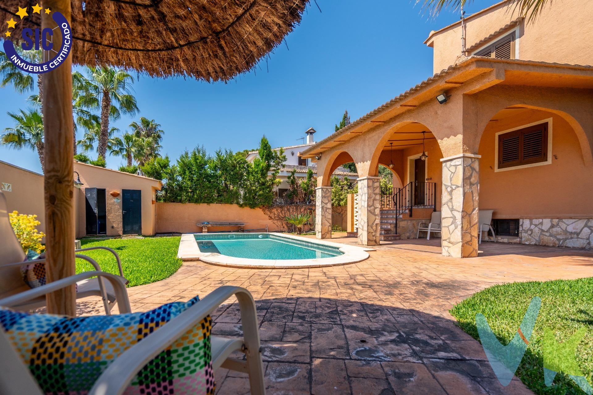 . Tu nuevo hogar entre La Eliana y San Antonio de Benagéber*. Espacio, comodidad y conexión con todo,. ¿Buscas un chalet donde vivir todo el año, sin renunciar a los servicios del día a día ni a la tranquilidad de una vida sin prisas?. Bienvenido a tu nuevo hogar. Ubicado en La Eliana, pero justo al lado del núcleo urbano de San Antonio de Benagéber, este chalet combina lo mejor de dos mundos:. La paz de una zona residencial. ( solo 2 vecinos en chalet contiguos).  Y todos los servicios a un paseo: **Lidl, Mercadona, colegios, instituto, mercado, polideportivo, cafeterías..** ¡Lo tienes todo cerca!. Además, moverte a Valencia es comodísimo:. 🚌 Parada de autobús a menos de 5 minutos andando. 🚇 Apeadero de metro a 15 minutos. Perfecto para familias, profesionales o quienes valoran su tiempo. ---. La propiedad: amplitud y calidad en cada rincón:. Con una **parcela de 600 m²**, tendrás el espacio perfecto para disfrutar del exterior **sin que tu espalda se resienta** . 🌴 Jardín de fácil mantenimiento y una fantástica piscina de reciente construcción, lista para convertirse en el centro de tus veranos. La vivienda  de 300 m² construidos, te va a enamorar por su distribución y calidades:.  ✅ Planta principal:.  Amplísimo salón comedor lleno de luz natural.  Gran cocina independiente, con lavadero y salida directa a la terraza: perfecta para comidas en familia.  completan esta planta   2 dormitorios espaciosos y 1 baño completo.  ✅ Planta superior:. 3 dormitorios**, uno de ellos tipo suite con baño privado, ideal como dormitorio principal. Este dormitorio cuenta además con un impresionante armario empotrado que te solucionará todos los problemas de almacenaje.  ✅ Planta inferior:. Totalmente acondicionada y ventilada.  Sala multiusos para gimnasio, zona de juegos, despacho o cine en casa. 1 baño completo** y 3 estancias adicionales, adaptables a lo que tú necesites.  . Calidades: Carpintería exterior de pvc lacado dobe cristal, mallorquinas y mosquiteras en todas las estancias, carpintería interior de madera, suelos de marmol, Calefacción de gas ciudad. Splits de aire acondicionado en todas las estancias. Grupo de presión para que no pierdas nunca caudal de agua. Descalcificador. Depurador muy accesible en caseta exterior y 1 baño junto piscina. ---.  ✨ ¿El resumen?. Un chalet listo para entrar a vivir, con espacio, luz, calidades y una ubicación inmejorable, donde cada miembro de la familia encontrará su rincón favorito. Sin renunciar a nada. Conectado con todo. Ven a visitarlo. **Aquí no solo vas a vivir. Vas a disfrutar.**. Por mandato expreso del propietario, comercializamos este inmueble en exclusiva , lo que le garantiza el acceso a toda la información, a un servicio de calidad, un trato fácil, sencillo y sin interferencias de terceros. Por este motivo, se ruega no molestar al propietario, a los ocupantes de la propiedad o a los vecinos. Muchas gracias por su comprensión. Si usted es agente inmobiliario y tiene un cliente para este inmueble, llámenos: estaremos encantados de colaborar. 