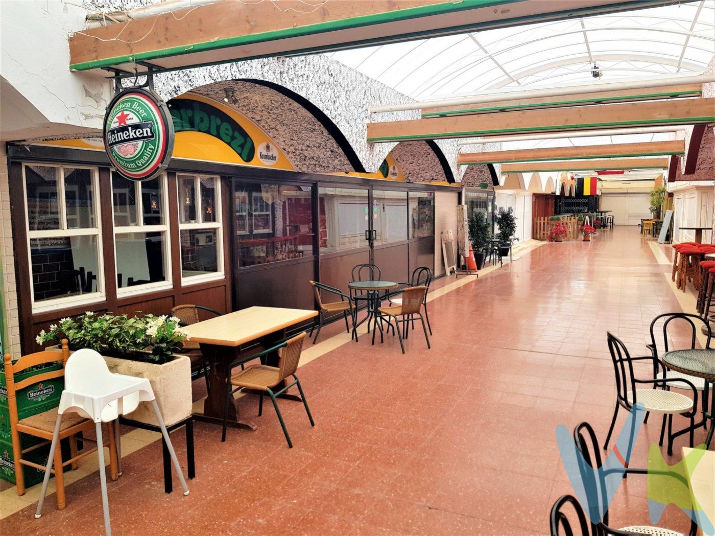 EL BIERBREZL “UNA OPORTUNIDAD DE NEGOCIO” en el centro comercial CITA en la segunda (2º) planta de la zona más demandada por clientes alemanes e internacionales.  Este Local Comercial consta de 96m2 repartido en seis (6) módulos de 16m2 con amplia terraza y posibilidad de abrir tres grandes ventanales hacia la calle (orientación Éste). A tan solo 250 metros de distancia se encuentra la principal joya de las Islas Canarias: las Dunas de Maspalomas; cuya extensión de 403,9 hectáreas de superficie de arena rubia está rodeada por seis (6) kilómetros de maravillosas playas. Playa del Inglés y Playa de Maspalomas tienen temperaturas entre los 19 y 28 grados de media. Junto al Oasis de Maspalomas y el campo de Golf, son los lugares más visitados durante los 365 días del año por millones de turistas de todas partes del mundo. Además, dispone de todas las Instalaciones necesarias para montar el negocio perfecto que desees, bien restaurante, boutiques u otras actividades.  El local Comercial está situado entre negocios muy concurridos del centro comercial, y es un referente entre los visitantes alemanes y del resto de Europa. Dispone de amplios baños recién reformados y equipados con todos los enceres necesarios (también “opcional”). El precio del Local comercial es de 140.000, € (los seis locales) por 8.000, €  mas puede comprar (semi nuevo)los muebles  mesas, sillas, cocina de 4 fuegos, baño maría y un  sartén basculante  (maquinaria ideal para goulash).  .  .  Información: El precio No incluye impuestos propios de la transmisión, gastos de notaría, registro, ni cualquier otro que según ley pueda corresponder al comprador o vendedor. Los datos expuestos son meramente orientativos y se encuentran sujetos a errores u omisiones involuntarias. 