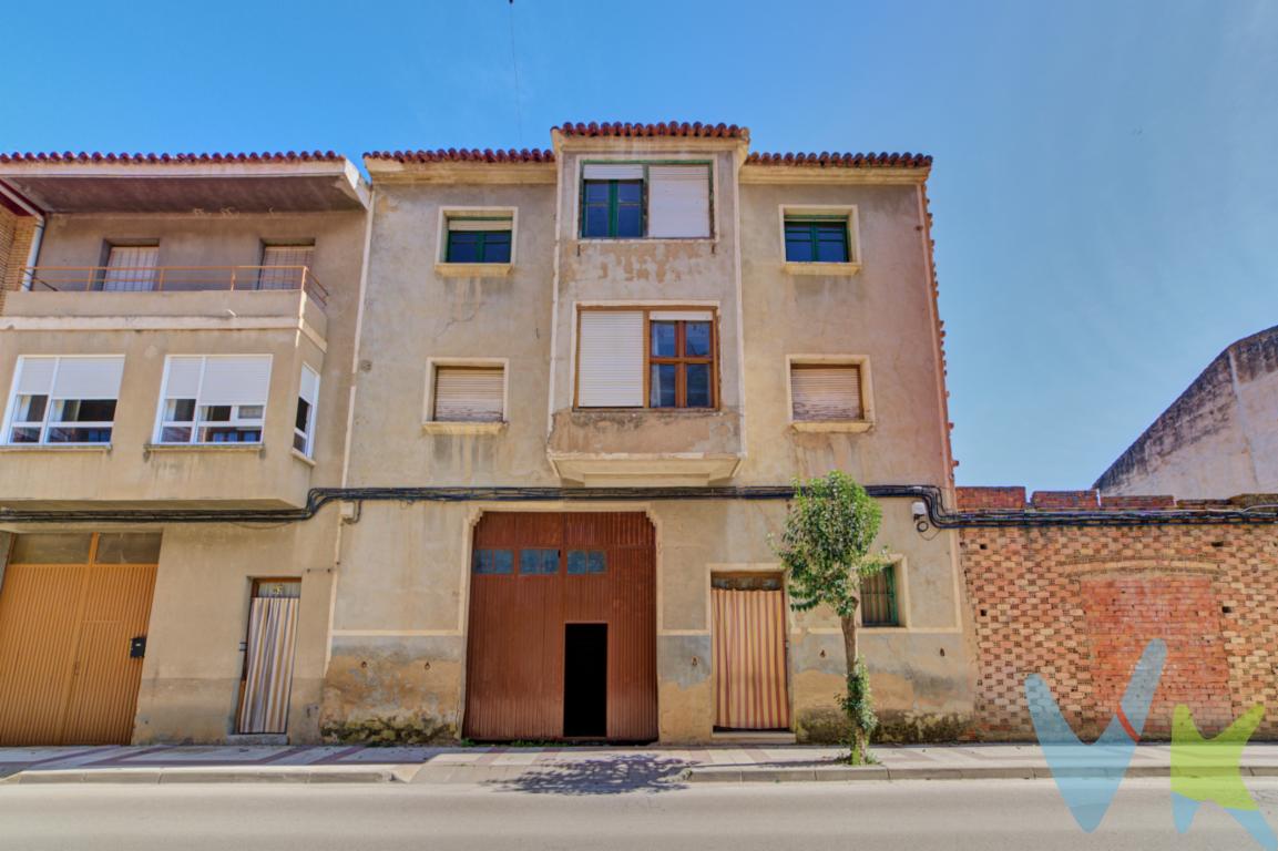 Casa compuesta de planta baja más dos plantas situada en Avenida de Peralta número 62.En sus dos plantas superiores  pueden convivir dos familias independientes. Cada planta dispone de 4 habitaciones, cocina y baño. La dimensión de las plantas es de 119m² cada una. En planta baja tenemos un garaje y un anexo edificado con posterioridad de 59,21m². Su anexo está destinado a almacén y siendo su cubierta plana, una terraza a la que se accede, desde las habitaciones de la primera planta. La superficie total de la parcela es de 178.33m².Las vistas delanteras nos dan a la avenida de Peralta y al  monte de Funes. La parte trasera del edificio goza de vistas al Río Arga, aportando mucha luminosidad a las estancias.  Está situada en una zona tranquila y despejada. Además consta de un pequeño solar perteneciente a la vivienda. La casa necesita reforma, la primera planta es la más deteriorada, siendo bueno el estado de la segunda planta ya que se habilitó con posterioridad. El tejado también está en buen estado.Actualmente no dispone de Cédula de Habitabilidad.  Su trámite necesita una reforma para cumplir con las nuevas normativas. Si fuera estrictamente necesaria para el comprador se estudiará la posibilidad de obtenerla.   