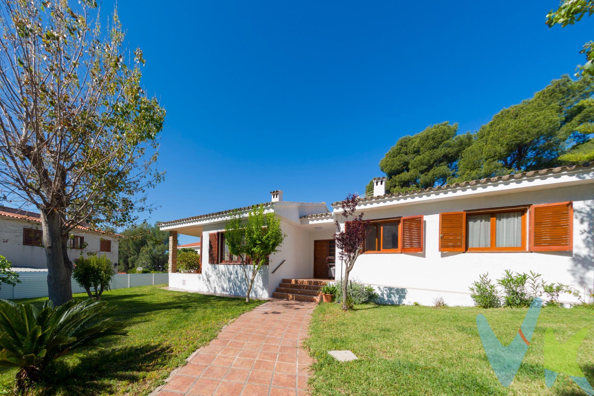 Se ofrece esta villa independiente, situada en una atractiva parcela en chaflán, ideal para quienes buscan una propiedad con carácter y posibilidades de personalización. La vivienda se distribuye cómodamente en una sola planta y cuenta con un amplio salón-comedor, cocina independiente, cuatro dormitorios y dos baños. Destacar que algunos elementos de la casa ya han sido reformados, en especial que se trata de una vivienda adaptada para personas con movilidad reducida, aunque requiere una actualización general para adaptarla a las necesidades actuales. Además, dispone de un sótano muy funcional que incluye garaje, trastero y un práctico leñero. La parcela, al ser de esquina, ofrece mayor amplitud y luminosidad, y aunque no cuenta con piscina, tiene espacio suficiente para su posible instalación. Una oportunidad perfecta para reformar a gusto y convertirla en la casa ideal. . Por mandato expreso del propietario comercializamos este inmueble mediante contrato de multi-exclusiva, por el cual numerosas agencias colaboradoras, nacionales e internacionales, ofrecen esta vivienda a sus potenciales compradores, todo ello garantizando un servicio de calidad, un trato fácil, sencillo y sin interferencias de terceros, ya que la gestión es a través de nuestra agencia. *Impuestos, gastos de compraventa tales como honorarios agencia y financiación no incluidos. . 