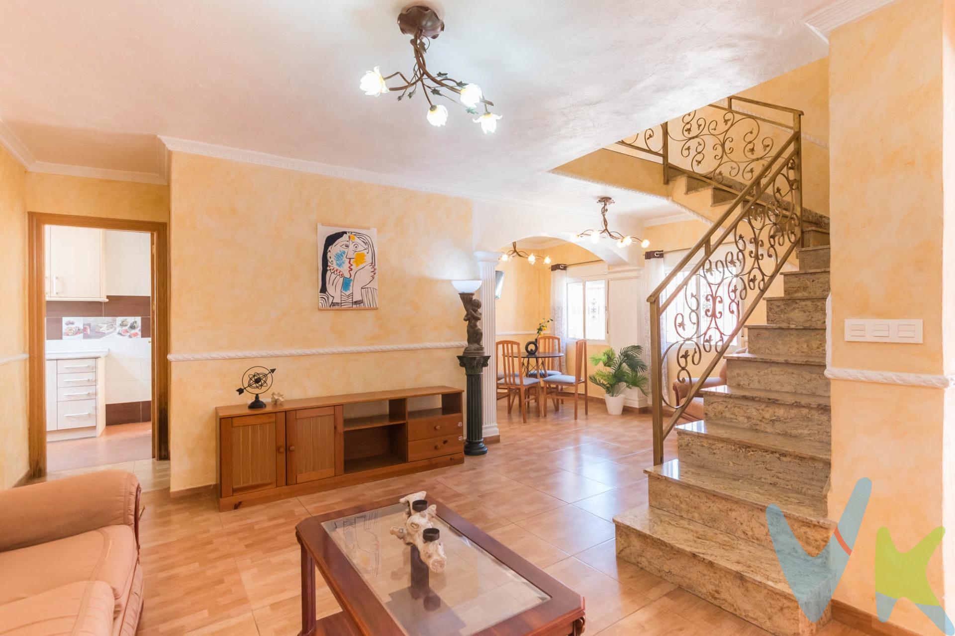 Crea el hogar que siempre has soñado, en este fantástico dúplex de 3 habitaciones, ideal para familias o para quienes buscan amplitud y comodidad, a pocos minutos de Los Baños de Fortuna (Leana). La vivienda principal se distribuye en dos plantas 141m2. Planta superior:. 3 dormitorios, baño completo, dormitorio principal tipo suite con acceso a una acogedora terraza privada. Planta baja:. Salón independiente y muy luminoso. Cocina totalmente equipada. Despensa. Baño completo. Lavadero con acceso directo a una segunda vivienda/local comercial que se vende en conjunto. La segunda vivienda, toda en una sola planta, ofrece múltiples posibilidades: vivienda auxiliar, negocio, despacho profesional o inversión. Dispone de 146m2. 3 habitaciones. 1 baño. Salón diáfano. Terraza ideal para barbacoas y reuniones. Espacio con capacidad para guardar hasta 2 coches. Entrada independiente. Una propiedad versátil y con muchísimo potencial, perfecta tanto para vivir como para invertir. Para más información o concertar una visita, no dude en contactar. PVP: 139.999€. No incluye gastos, impuestos y demás gastos legalmente correspondan al comprador: ITP del 7,75% con carácter general; existen excepciones según normativa aplicable (1). Base imponible el mayor valor entre el precio de venta o el valor referencia catastral. Gastos Notaría y Registro: 1.900€ aprox. según complejidad y aranceles vigentes (2). Financiación: gastos de hipoteca, tasación y gatos bancarios a cargo del comprador, según su necesidad y elección. Servicio doble de intermediación: Honorarios inmobiliaria a cargo del comprador: 3% precio final con un mínimo de 3.000€, más IVA (21%), salvo acuerdo contrario tras negociación, no incluidos en PVP. Operación y condiciones de compraventa sujeta a aceptación expresa del vendedor. Para acceder a información y documentación legalmente exigible por el consumidor: https://www.inmotasa.es/consumidor/ .   Comercialización en multiexclusiva: Por mandato expreso del propietario, este inmueble se comercializa en multiexclusiva, lo que garantiza un acceso completo a la información, un servicio profesional y una gestión ordenada, sin interferencias de terceros. Si eres agente inmobiliario y tienes un cliente interesado, estaremos encantados de colaborar.    Una compra tranquila y bien acompañada: Al contactar directamente con nosotros, evitarás molestias innecesarias a la propiedad. Nos encargamos de toda la intermediación, facilitándote la documentación, la información necesaria y un trato cercano, claro y sin complicaciones.  (1) Para una información exhaustiva sobre el funcionamiento, tipos impositivos y bonificaciones del ITP en la Región de Murcia, puedes consultar el portal oficial de la Agencia Tributaria Autonómica en el siguiente enlace: agenciatributaria.carm.es/ITPAJD. (2) Tarifas notariales y registrales reguladas en Anexo I Del Real Decreto 1426/1989 y, Anexo I Del Real Decreto 1427/1989, respectivamente. 