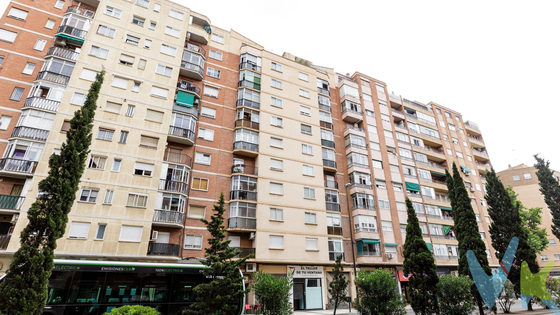  Oportunidad en La Jota– Vivienda con terraza junto a Plaza Mozart. Ponemos a la venta una vivienda perfecta tanto para quienes buscan su primera vivienda como para aquellos interesados en una inversión rentable. Situada en Calle Marqués de la Cadena 46, a escasos metros de Plaza Mozart, con todos los servicios a mano y magníficas comunicaciones con el centro y el resto de la ciudad.  Distribución cómoda y funcional:. 67 m² útiles. 3 dormitorios. Salón luminoso. Cocina independiente. Baño con ducha. Balcón exterior. Amplia terraza interior de 17 m² de uso exclusivo. Detalles y estado:. La vivienda necesita pequeñas actualizaciones para entrar a vivir, lo que permite personalizarla al gusto sin una gran inversión. Suelos de tarima (para renovar) y gres. Carpintería interior lacada en blanco. Ventanas de aluminio con cristal aislante. Equipos split con bomba de frío/calor. Termo eléctrico para agua caliente. Toma de gas. Edificio en buen estado, con ascensor. Se trata de una primera planta. No te pierdas esta oportunidad con gran potencial.  ¿Te interesa? Llámanos para más información o para concertar una visita.