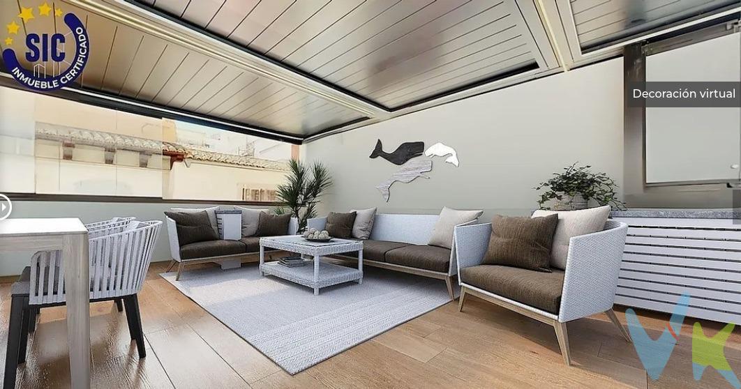 EL ÁTICO QUE CONVIERTE EL CENTRO DE VALENCIA EN TU PROPIA CASA. 37 m² de terraza privada · Pérgola bioclimática · Ascensor privado interior · 2 chimeneas · Garaje · Trastero. Hay viviendas que están en el centro. Y hay otras que consiguen algo mucho más difícil: hacerte olvidar que estás en él. En una tranquila calle peatonal, a pocos pasos de Calle de la Mar, Plaza Tetuán, Calle Colón y los Jardines del Turia, se encuentra este exclusivo ático en una finca contemporánea de 2008. Una residencia diseñada en diferentes niveles, conectados mediante ascensor privado interior, donde la privacidad, la luz y el espacio exterior adquieren un protagonismo excepcional. 37 M² DE TERRAZA PARA VIVIR VALENCIA. La terraza privada, equipada con pérgola bioclimática, no es un simple espacio exterior. Es donde empieza otra forma de vivir. Desayunos al sol. Comidas con amigos. Una copa al atardecer. Noches bajo las estrellas. En pleno centro, disponer de un espacio así cambia por completo la experiencia de una vivienda. UNA CASA CON CARÁCTER. El salón incorpora una elegante chimenea y conecta con una cocina de diseño completamente equipada. La suite principal dispone de baño privado y su propia chimenea, creando un refugio íntimo dentro de la ciudad. Dos estancias adicionales permiten configurar dormitorios, despacho, biblioteca, vestidor o estudio. Mármol, parquet natural, carpintería de calidad, armarios lacados y climatización por conductos completan una residencia preparada para entrar a vivir. EL LUJO DE ESTAR CERCA DE TODO… Y LEJOS DEL RUIDO. Desde aquí, restaurantes, boutiques, cultura, comercio y algunos de los lugares más representativos de Valencia están a pocos minutos caminando. Pero al cerrar la puerta sucede algo diferente. La ciudad sigue ahí. El ruido, no. Garaje, trastero y ascensor privado interior completan una propiedad especialmente difícil de encontrar por la combinación de ubicación, terraza, privacidad y prestaciones. HAY PROPIEDADES QUE SE ENCUENTRAN. Y OTRAS QUE SE RECONOCEN. 37 m² de terraza · ático · ascensor privado · 2 chimeneas · garaje · trastero · centro de Valencia. Una vivienda para quien no busca simplemente comprar metros cuadrados. Busca una determinada manera de vivirlos. Porque una terraza puede añadirse a una vivienda. Pero una ubicación como esta, un ascensor privado y esa sensación de tener una casa propia sobre Valencia son mucho más difíciles de reunir. 📍 Centro de Valencia. Si quieres entender por qué esta propiedad es diferente, la mejor fotografía todavía no existe: es la que tendrás cuando estés allí. El precio no incluye los honorarios de intermediación inmobiliaria, equivalentes al 3 % del precio final de compraventa, ni los gastos de notaría, Registro de la Propiedad e impuestos aplicables. Información comercial sujeta a verificación antes de formalizar cualquier operación. 