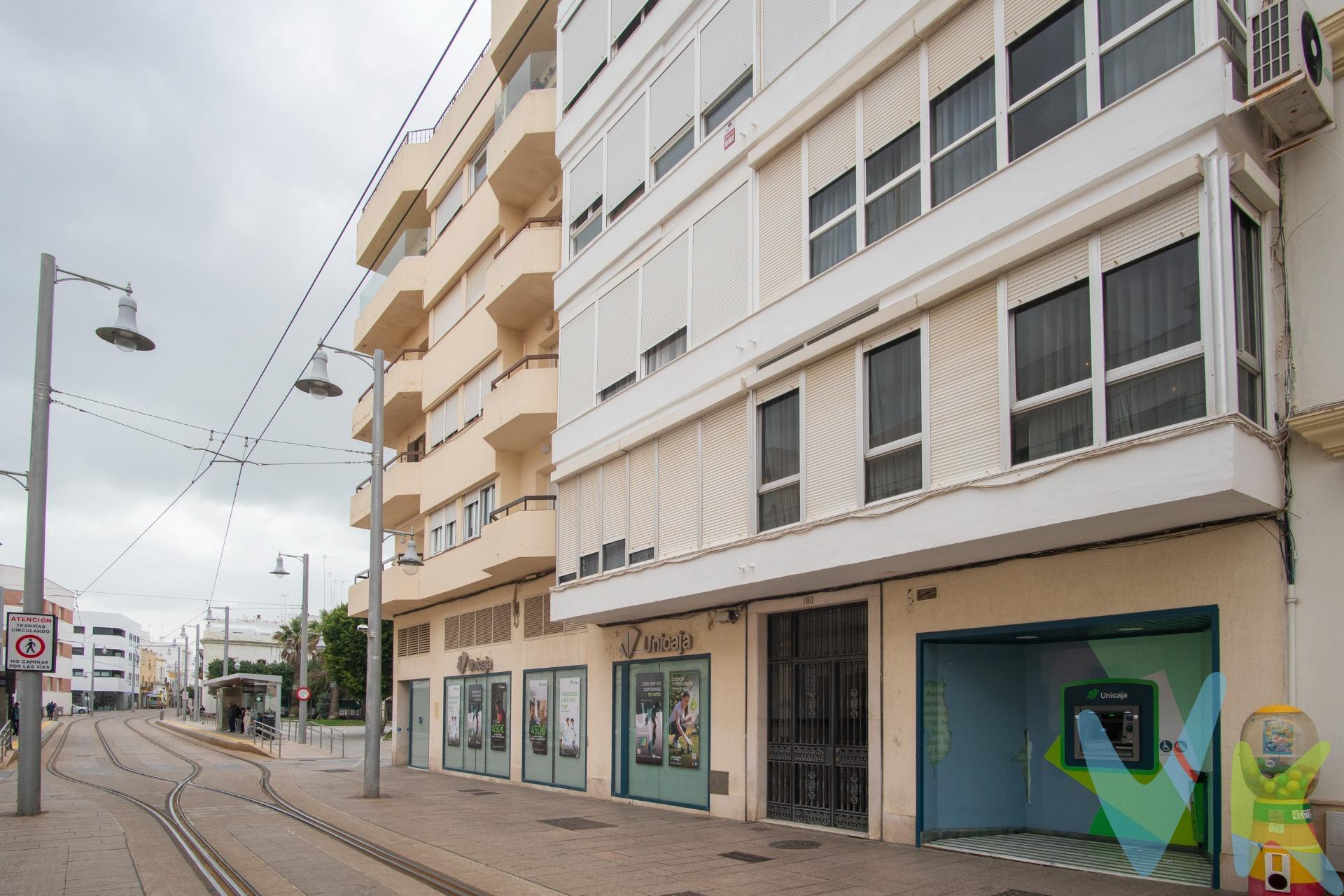 Hay viviendas que transmiten una sensación especial desde el primer momento. De esas que hablan de solidez, de amplitud y de una forma de construir donde los metros y la lógica eran lo importante. Este piso, ubicado en una de las zonas más estratégicas de El Carmen, es uno de esos hogares con esencia que ofrecen mucho más que una simple vivienda. Situado en un edificio con ascensor y rodeado de todos los servicios —colegios, centros médicos, supermercados y el tranvía prácticamente a la puerta—, aquí la comodidad forma parte del día a día. La vivienda destaca por una distribución equilibrada y espacios generosos que invitan a imaginar. Sus 4 dormitorios y el salón principal conservan detalles originales como las molduras en los techos, aportando un carácter elegante y atemporal difícil de encontrar hoy en día. Un hogar que puedes disfrutar desde el primer día o actualizar con pequeños cambios para adaptarlo a tu estilo y ganar aún más luminosidad. Uno de sus grandes valores es el patio de luces privado junto a la zona de lavadero independiente. Un espacio funcional y versátil que aporta ventilación, luz natural y ese desahogo tan necesario en el centro. Un rincón perfecto para crear un pequeño oasis verde que llene de vida el corazón de la vivienda. Vivir aquí es elegir espacio, ubicación y posibilidades. Es apostar por un piso “de los de antes”, con base sólida, en una zona donde todo está a tu alcance y con el potencial de transformarse en un hogar moderno sin perder su esencia. Una oportunidad para dar forma a tu próximo capítulo en el centro. ---. El consumidor tiene derecho a recibir el Documento Informativo Abreviado (D.I.A.), conforme a la normativa vigente, junto con la información adicional relativa a la vivienda, que se encuentra a su disposición en nuestra oficina, sita en Calle Real 209, San Fernando (Cádiz), y en el correo electrónico [hola@aticosinmobiliaria.net]. El precio indicado no incluye los gastos, impuestos y tributos inherentes a la compraventa, cuyos importes podrán facilitarse de forma estimada o calcularse de manera más precisa, entregándose el desglose correspondiente en el D.I.A., durante la visita al inmueble. - En segundas transmisiones indicar lo siguiente: Operación sujeta a ITP, cuyo tipo general es del 7% respecto al precio de venta, pero que en casos especiales se puede ver reducido al 6% o 3,5% en virtud de lo dispuesto en el Ley 5/2021, de 20 de octubre, de Tributos Cedidos de la Comunidad Autónoma de Andalucía. - El comprador, en caso de que querer adquirir la vivienda a través de la agencia, deberá abonar a ésta unos honorarios que ascienden al 3 % del precio de la compraventa, más IVA del 21%. - Los gastos aproximados de Notaría y Registro se cifran entre 1000 € y 1600 € aproximadamente, el importe exacto dependerá del precio final de la compraventa, número de copias de la escritura, número de páginas de la escritura, complejidad, etc, en virtud de lo dispuesto en el Anexo I del Real Decreto 1426/1989, por el que se aprueba el arancel general de Notaría, y el Anexo I del Real Decreto 1427/1989, por el que se aprueba el arancel de los Registradores de la Propiedad. - En caso de necesidad de financiación bancaria para la compra, los gastos de la misma deberán ser obtenidos de la entidad bancaria que vaya a financiar la operación. - Se hace constar que la agencia efectúa una labor de intermediación, y que las condiciones finales de la compraventa quedan sujetas a la aceptación expresa de la parte vendedora y a la ulterior formalización del contrato. -Por mandato expreso del propietario, comercializamos este inmueble en exclusiva, lo que te garantiza acceso a toda la información, un servicio de calidad, un trato más ágil, sencillo y sin interferencias de terceros. Por ello, te rogamos no molestar al propietario, a los ocupantes del inmueble o a los vecinos. Gracias por tu comprensión.