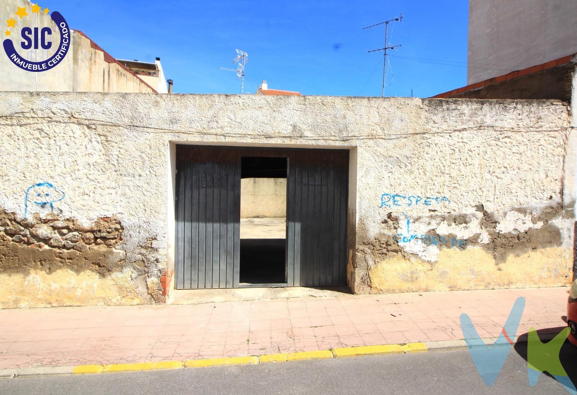 Se presenta este magnífico patio solar en el centro de Oropesa, ideal para la construcción de una vivienda o como espacio para guardar vehículos. Con una superficie total de 99 m2, incluyendo una zona techada de 39m2 y placa de vado, ofrece múltiples posibilidades. Su ubicación céntrica a pocos metros del ayuntamiento y casco antiguo lo convierte en un lugar privilegiado. No pierda la oportunidad de visitarlo y descubrir todas las ventajas que este inmueble  tiene para ofrecer. Los metros útiles son aproximados. Este inmueble es en exclusiva, con lo que le facilitamos cualquier información sobre la vivienda. Por este motivo, solicitamos no molesten al propietario, ocupantes de la propiedad o vecinos. Muchas gracias por su comprensión. Existe discrepancia entre los metros registrales y catastrales. El precio indicado puede sufrir variaciones. En todos los casos los precios expuestos son más impuestos y gastos derivados de la transmisión del inmueble.