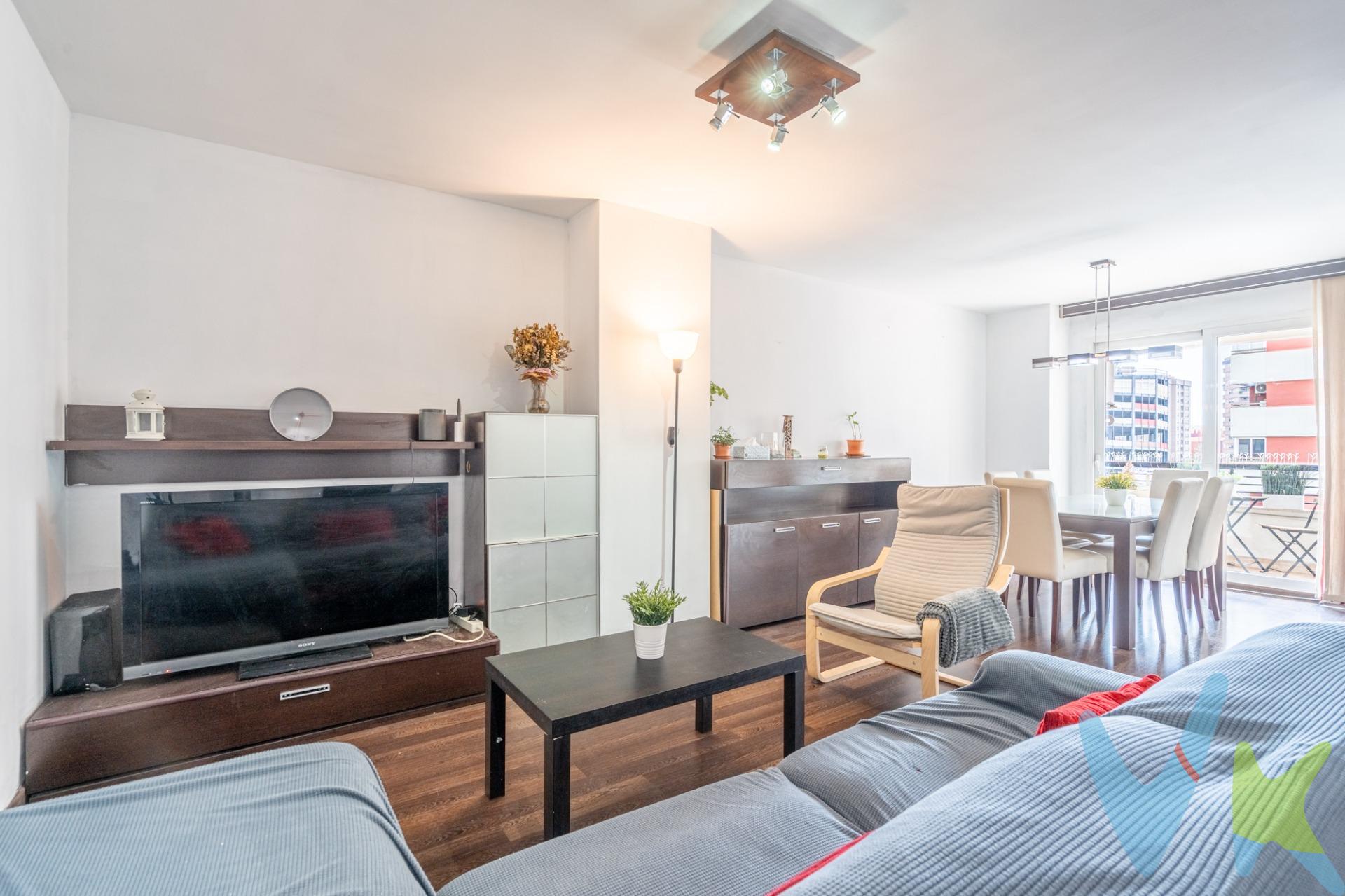 Tu hogar en la mejor zona de Valencia: luz, confort y ubicación inmejorable. Imagina despertar cada mañana con la luz del sol entrando suavemente por las ventanas. Salir al balcón con un café en la mano y sentir la energía de una ciudad vibrante, sin renunciar a la calma de un verdadero hogar. Esta vivienda, totalmente exterior y ubicada en plena Avenida de Suecia, te sitúa en una de las zonas más emblemáticas de Valencia: junto al Mestalla, el Palacio de la Exposición, la Alameda y rodeado de espacios verdes, cultura y vida urbana. Amplio salón comedor con salida a balcón tipo terracita con orientación este, cocina contigua al salón, perfecta para los amantes de los espacios integrados, el distribuidor te lleva a la zona de noche, con amplio baño con bañera y ducha, y 3  dormitorios todos ellos con armarios empotrados. Los suelos de parqué, la carpintería lacada blanca y las ventanas de PVC con doble acristalamiento aportan calidez, aislamiento y estilo. Todo pensado para ofrecerte comodidad desde el primer día. Frio/Calor por conductos, 4 armarios empotrados, 2 muy grandes uno en dormitorio principal y otro en segundo dormitorio, uno en distribuidor y otro mas pequeño en 3ª habitación. Habitación principal aislada en paredes y techos tanto acústica como térmicamente. Y además…. Estás rodeado de todos los servicios: colegios, supermercados, centros de salud, zonas deportivas, restaurantes. Con estación de metro a pocos minutos, paradas de autobús cercanas y una conexión directa con la A7, estés donde estés, siempre estarás bien comunicado. Una vivienda pensada para disfrutar Valencia al máximo, con la tranquilidad y el confort que tú y tu familia merecen. Por mandato expreso del propietario, comercializamos este inmueble en exclusiva , lo que le garantiza el acceso a toda la información, a un servicio de calidad, un trato fácil, sencillo y sin interferencias de terceros. Por este motivo, se ruega no molestar al propietario, a los ocupantes de la propiedad o a los vecinos. Muchas gracias por su comprensión. Si usted es agente inmobiliario y tiene un cliente para este inmueble, llámenos: estaremos encantados de colaborar.