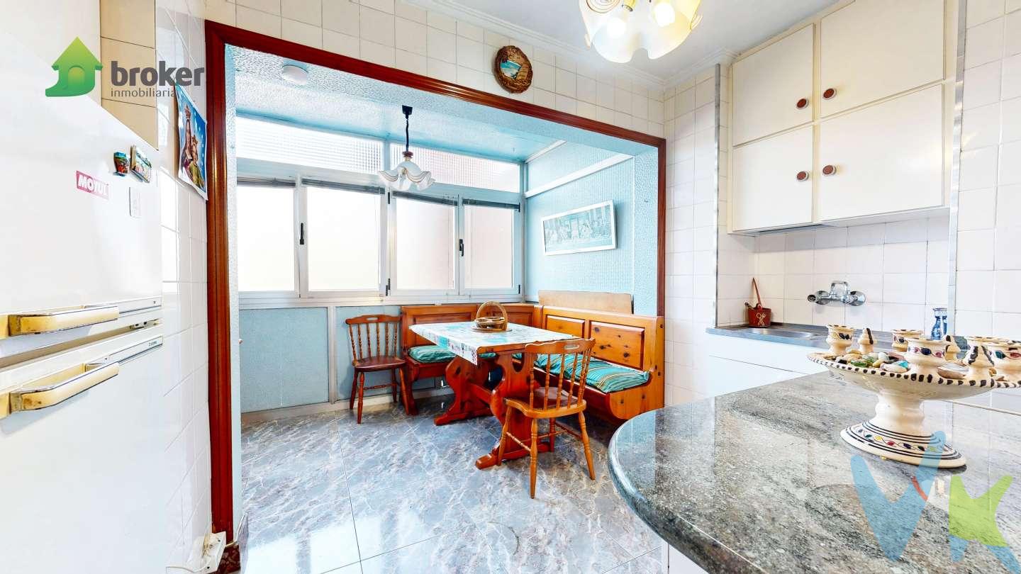 ARTEAGABEITIA, 3 HABITACIONES CON ASCENSOR A COTA 0 Y TERRAZA
¡¡¡ EXCLUSIVA !!!  INMOBILIARIA BROKER pone a tu disposición esta vivienda en la mejor zona de Arteagabeitia, con muy buenas vistas hacia la Ronda de Azkue y orientación sur.
Actualmente está distribuida en 3 habitaciones, sala comunicada con una amplia cocina comedor con grandes ventanales y un baño con ducha. Cuenta además con DOS TERRAZAS, una abierta en una de las habitaciones y otra cerrada, a la que se accede desde la cocina y desde otra de las habitaciones. Dispone de TOMA DE GAS NATURAL en el portal.
El edificio cuenta con ASCENSOR A COTA CERO, con el portal reformado recientemente y VIDEOPORTERO. 
Si buscas una vivienda COMPLETAMENTE EXTERIOR y luz natural durante todo el día, en uno de los barrios con más vida y zonas verdes de todo Barakaldo, llámanos cuanto antes, envíanos un email o acércate a nuestra oficina de Gernikako Arbola 38 y concertamos una visita. 
TENEMOS LLAVES, para que puedas verlo con toda la tranquilidad del mundo.
Usamos tecnología 3D, para que puedas ver la vivienda con total realidad. Así, en la visita todo será más fácil a la hora de tomar decisiones.
Gastos de gestión del 3500 € (+IVA) a cargo del comprador, no incluidos en el precio.
Colegiado API 584. Trabaja con verdaderos profesionales.