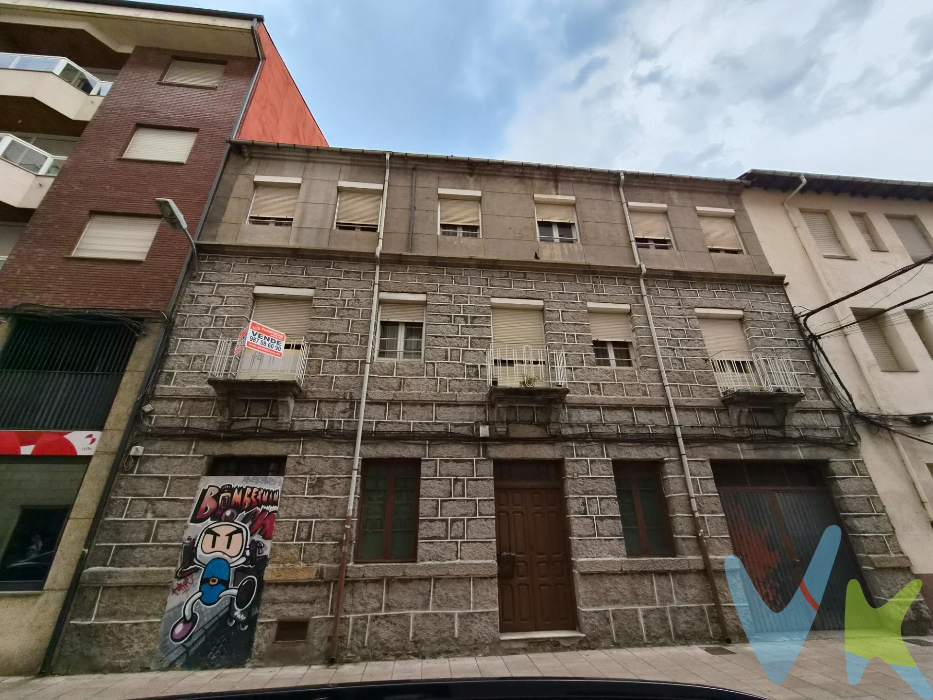 Presentamos esta magnífica casa solar ubicada en el corazón de Ponferrada, perfecta para aquellos que buscan una inversión o un nuevo hogar. Con una superficie de construcción de 409 m² y útil de 400 m², la propiedad cuenta con amplias estancias distribuidas en  dos plantas con dos pisos por planta, así como, un  bajo para garaje y bajo local comercial. La conservación es original, brindando al comprador la oportunidad de personalizarla a su gusto. Su orientación sur asegura luminosidad durante todo el día y vistas agradables desde sus ventanas exteriores. La parcela tiene una extensión total de 273 m² e incluye extras, terraza ideal para disfrutar del aire libre y trastero para almacenamiento adicional. Además, se encuentra bien comunicada con transporte público gracias a autobuses cercanos; también está rodeada por colegios locales lo cual resulta conveniente para familias jóvenes. 
