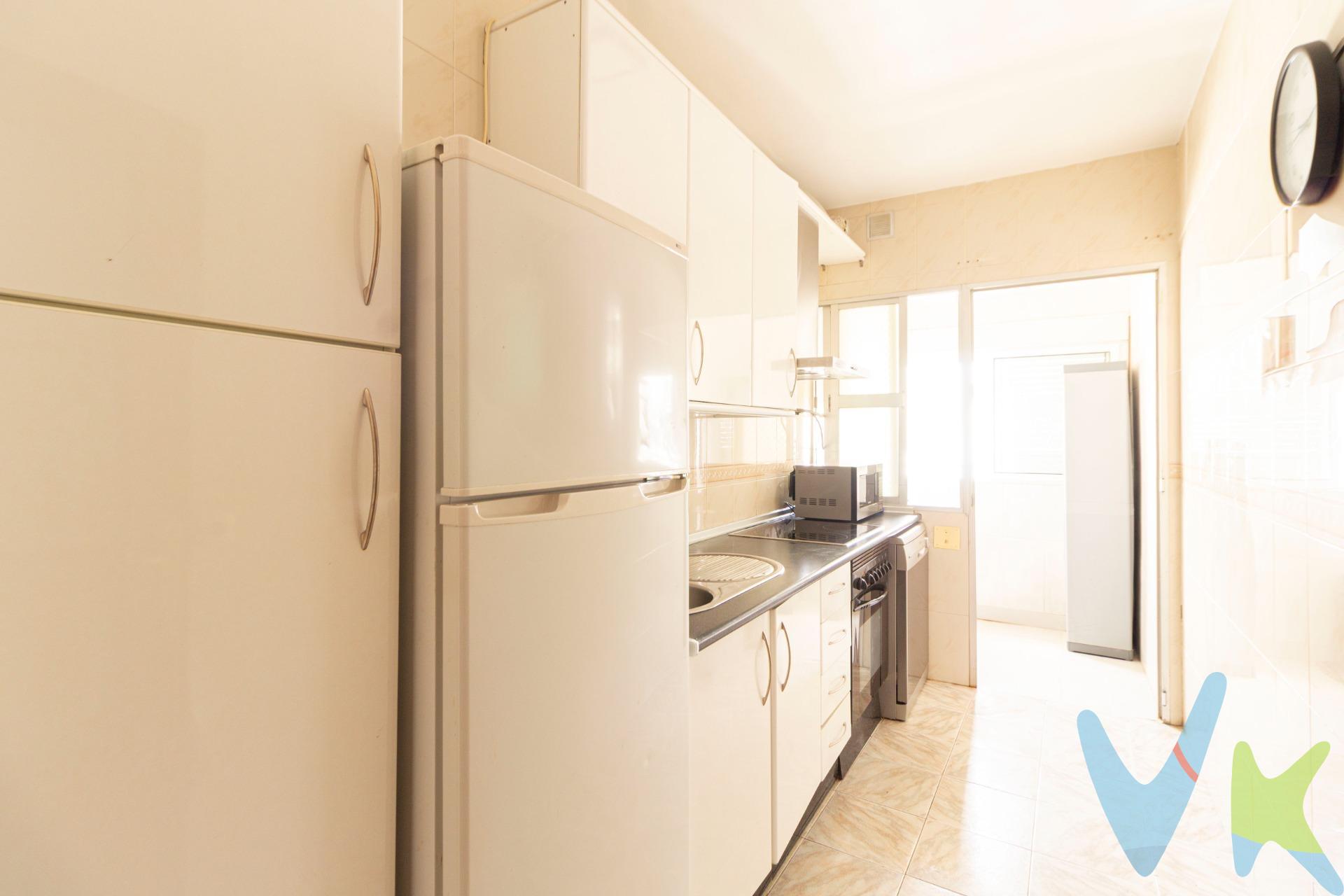 ✨ Oportunidad en Barbate – A solo 14 minutos andando de la playa ✨. Si buscas una vivienda amplia, luminosa y bien ubicada en Barbate, esta es tu ocasión. Situada a 1km de la playa, disfrutarás de un entorno privilegiado con supermercados, colegios, zonas de ocio y comercios a tu alcance. La vivienda cuenta con 72 m² construidos distribuidos de forma cómoda y funcional:. Luminoso salón con balcón a la calle. Cocina independiente con lavadero. Baño con ventana, ideal para una buena ventilación. Tres dormitorios y un pasillo que distribuye las estancias. Un piso perfecto tanto como vivienda habitual o inversión para alquiler vacacional o de temporada. 📌 Información importante:. El mobiliario que aparece en las fotografías no está incluido en el precio. Gastos según ley. El precio no incluye gastos de notaría, registro ni honorarios de gestión. Ven a visitarlo y descubre todo lo que esta vivienda en Barbate puede ofrecerte. ¡Te encantará! 🏖️
