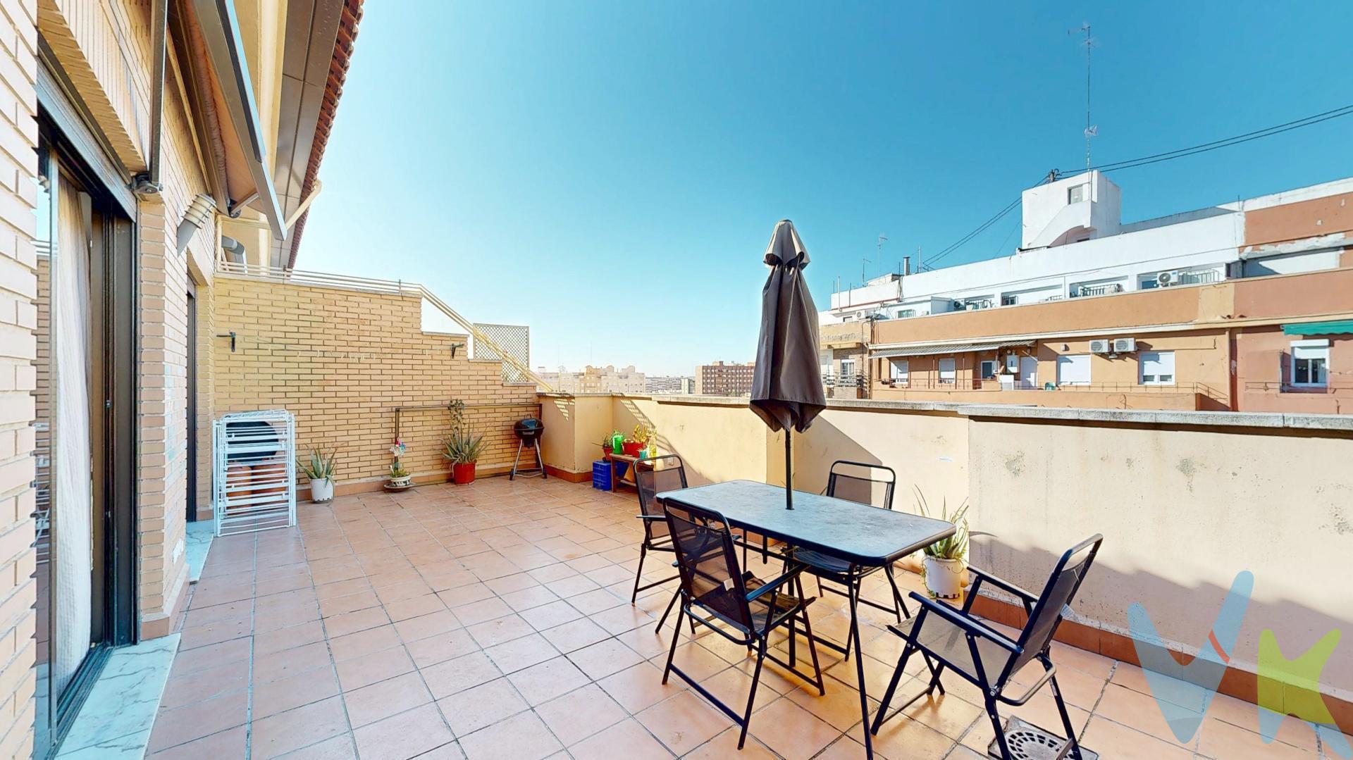 ¡¡¡Definitivamente, este es el ático que estabas buscando!!! Con una espectacular terraza completamente abierta al horizonte de Valencia y una distribución que permite disponer de hasta cinco estancias muy amplias, ideal para una gran familia en un hogar verdaderamente especial.

Este espectacular ático dúplex de 145 m² construidos ofrece una amplitud y versatilidad difíciles de encontrar en el mercado actual. A ello se suma su gran terraza, despejada y con más de 40 m². La vivienda se ubica en una zona privilegiada de la Avenida Burjassot, muy próxima al Jardín del Turia, Nuevo Centro, la Estación de Autobuses y la Nueva Fe-Campanar, así como a las principales dotaciones sanitarias de última generación del barrio de Campanar.

El inmueble se distribuye en dos plantas cuidadosamente diseñadas para maximizar tanto el espacio como la entrada de luz natural en todas sus estancias.

En la planta principal, que combina elegancia y espacios abiertos, nos recibe un imponente salón-comedor de 37 m². Destaca por su gran luminosidad, reforzada por suelos de tarima clara, una elegante columna decorativa y acceso directo a la magnífica terraza. En esta misma planta encontramos también una cocina independiente, con salida propia al exterior, ideal para disfrutar de desayunos al aire libre y con acceso directo sin necesidad de pasar por el salón.

Asimismo, esta planta alberga la zona de descanso, compuesta por dos dormitorios dobles, ambos con amplios armarios empotrados que ofrecen una gran capacidad de almacenaje. Entre ellos se sitúa un baño completo, equipado con bañera y mampara, que da servicio a toda la planta.

En la planta superior semiabuhardillada se encuentra uno de los grandes atractivos de la vivienda: un auténtico refugio privado al que se accede por una amplia y cómoda escalera con barandilla de forja artesanal. Aquí se abre una impresionante estancia diáfana de 54 m², con techos abuhardillados en uno de sus lados —el orientado a la terraza— y alturas generosas en el resto, creando un ambiente acogedor y singular. Este espacio permite múltiples configuraciones: desde una espectacular suite principal hasta varias estancias adicionales como zona de juegos, despacho o gimnasio. Además, dispone de un amplio baño independiente con moderna cabina de ducha y una práctica zona de almacenamiento aprovechando la caída del techo.

La vivienda está equipada con aire acondicionado mediante dos potentes equipos Mitsubishi Inverter por split (uno por planta), que proporcionan climatización frío-calor a ambas plantas, además de ventiladores y calefactores eléctricos en alguna de las estancias de la planta principal y la superior, garantizando el confort durante todo el año.

Si busca una gran terraza con vistas despejadas, una vivienda espaciosa, con carácter propio y múltiples posibilidades de configuración, este inmueble es la oportunidad que estaba esperando. ¡Venga a visitarlo y déjese enamorar por su amplitud!

Por mandato expreso del propietario, comercializamos este inmueble en exclusiva, lo que le garantiza un servicio de calidad, un trato fácil, sencillo y sin interferencias de terceros. Por este motivo, se ruega no molestar al propietario, a los ocupantes de la propiedad, a los vecinos si los hubiera. Muchas gracias por su comprensión.

La oferta está sujeta a cambios de precio o retirada del mercado sin previo aviso. Este anuncio en su conjunto, incluyendo textos, fotos, imágenes o cualquier otro contenido de este, no es vinculante dado que la información es ofrecida por terceros y puede contener errores. Se muestra a título informativo y no contractual. Las medidas, superficies y diseño del plano facilitado son meramente orientativas. "El precio NO INCLUYE los gastos de corretaje inmobiliario, impuestos (IVA, ITP, AJD), plusvalía, notaría y registro”.
