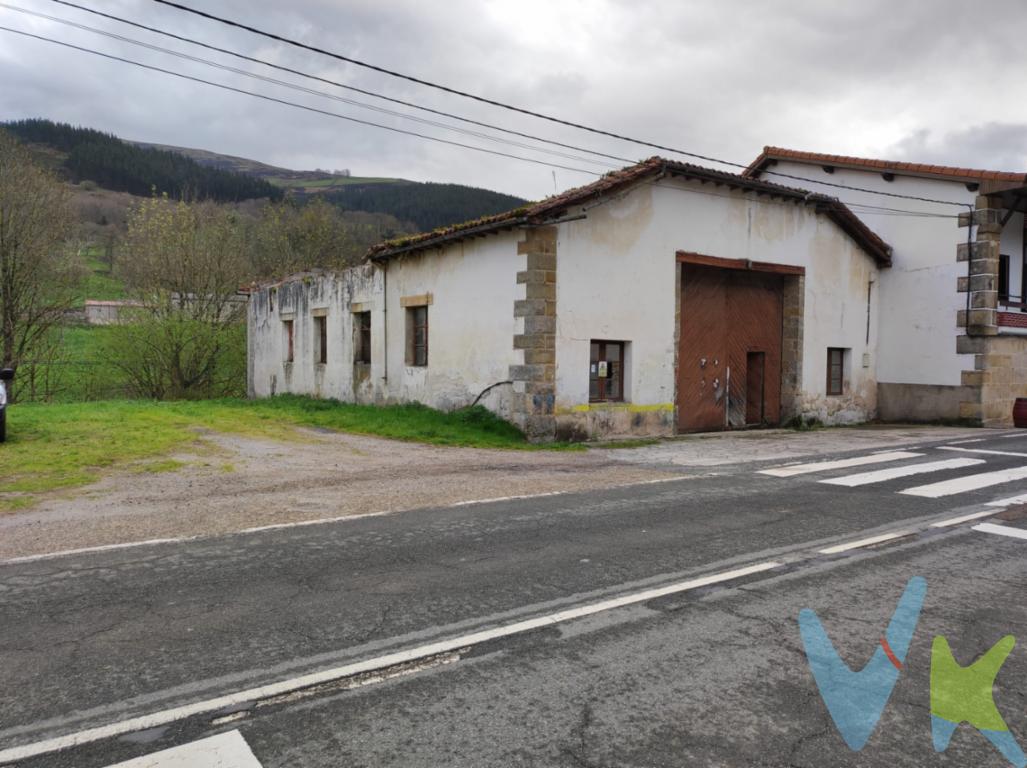 Junto a la N-623, a la altura de los Pandos, Luena, tenemos esta MAGNÍFICA FINCA de 900m2 urbanos y 4.800m2 rústicos, donde poder instalar tu NEGOCIO. Con más de 30m de linde con la carretera, la VISIBILIDAD está garantizada.En la actualidad existe una NAVE que se puede recuperar.El terreno urbano es completamente LLANO, y con una edificabilidad en el mismo del 20%, equivalente a la nave que tiene construida. El terreno rústico es una zona arbolada a espaldas de la nave, que desciende hacia el río, con el que linda.¡¡¡MUCHAS POSIBILIDADES!!! ¡¡¡VEN A VERLO Y DEJA VOLAR TU IMAGINACIÓN!!!Los precios mostrados no incluyen impuestos, gastos de compraventa ni financiación.