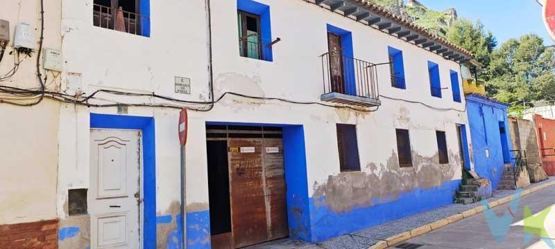 OPORTUNIDAD 38.000€. CALATAYUD junto a puerta de Soria. Casa de planta baja más primera planta de 112 metros por planta. Completamente diáfano, para reformar. Cubierta nueva.  Sitio tranquilo, con mucha luz, para realizar una actuación de reforma integral con muchos espacios. Cerca de todo tipo de servicios. 